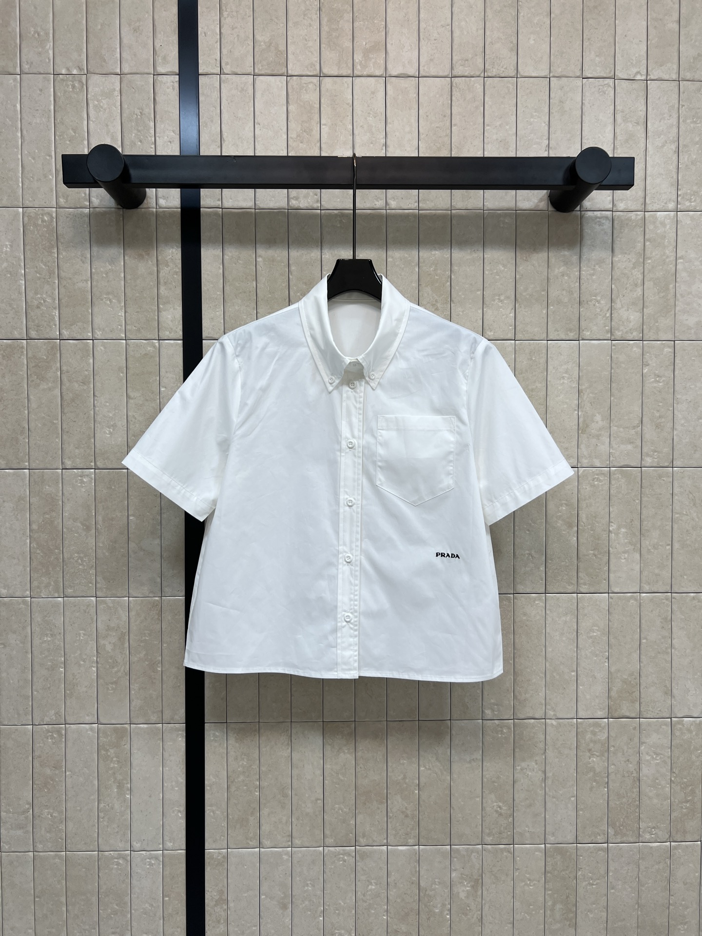 NO:666091,PD Home’s new spring and summer 26 lapel short-sleeved shirt is made of light and breathable cotton fabric, super comfortable to wear in summer!  Classic lapel + single-row button design, single pocket brand logo embroidery embellishment, low-key and recognizable, simple and elegant tailoring, can be worn alone or layered, can be easily worn for commuting and leisure, casually wear with jeans or casual pants, you have a refreshing and clean feeling!  Two colors and four sizes Size/S-M-L- XL, dior, jeans, shirts, T-shirt,  19860909PD家 26春夏新款 翻领短袖衬衫 采用轻薄透气棉质面料 夏天穿超舒服！经典翻领+单排纽扣设计 单口袋品牌logo刺绣点缀 低调又有辨识度 剪裁简约大方 单穿或叠穿都很OK 通勤休闲都能轻松驾驭 随手搭牛仔裤或休闲裤 清爽干净感拿捏住啦！两色四码Size/S-M-L- XL,,dior,jeans,shirts,T-shirt, ,Women's clothing