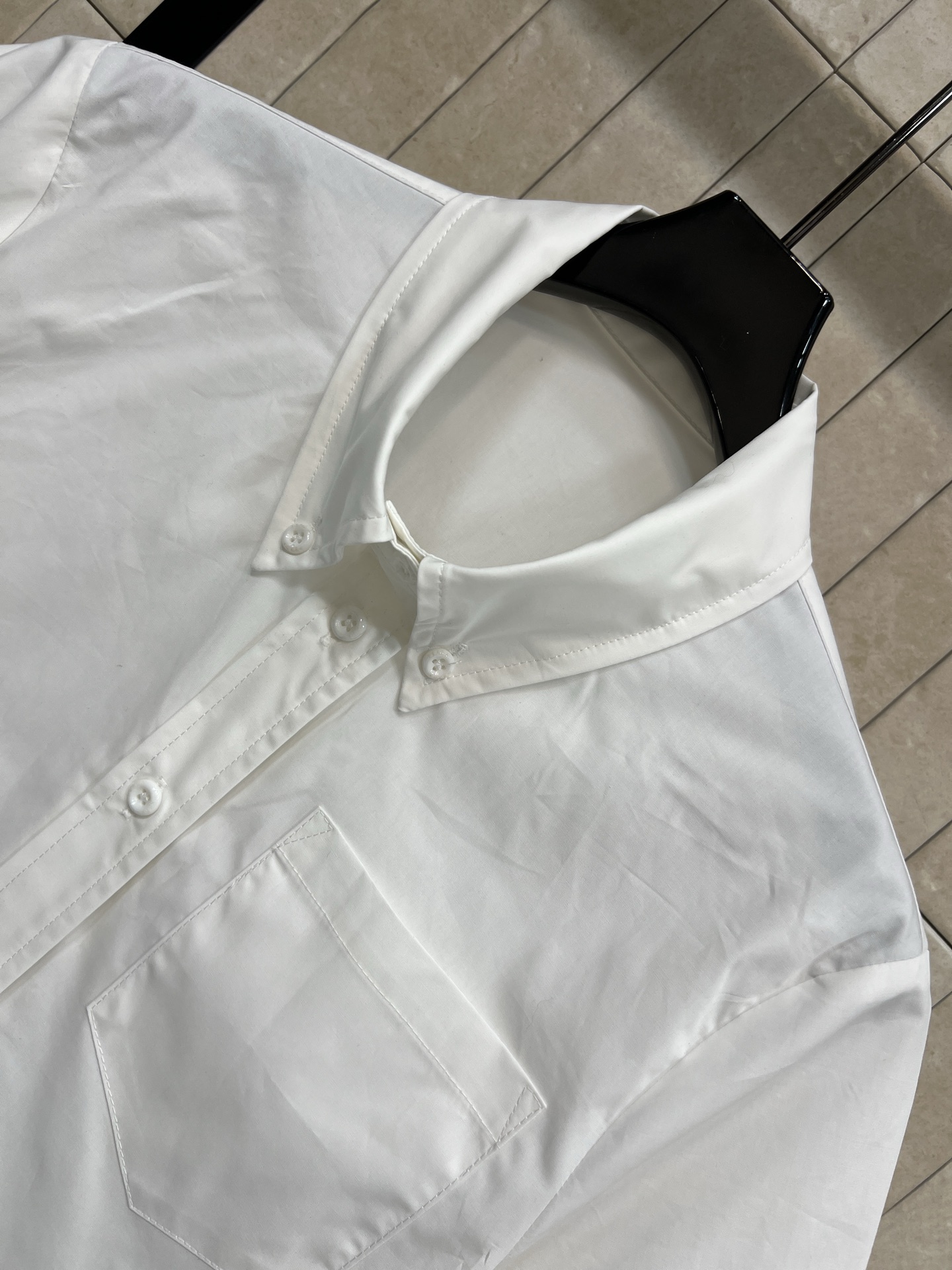 PD家 26春夏新款 翻领短袖衬衫 采用轻薄透气棉质面料 夏天穿超舒服！经典翻领+单排纽扣设计 单口袋品