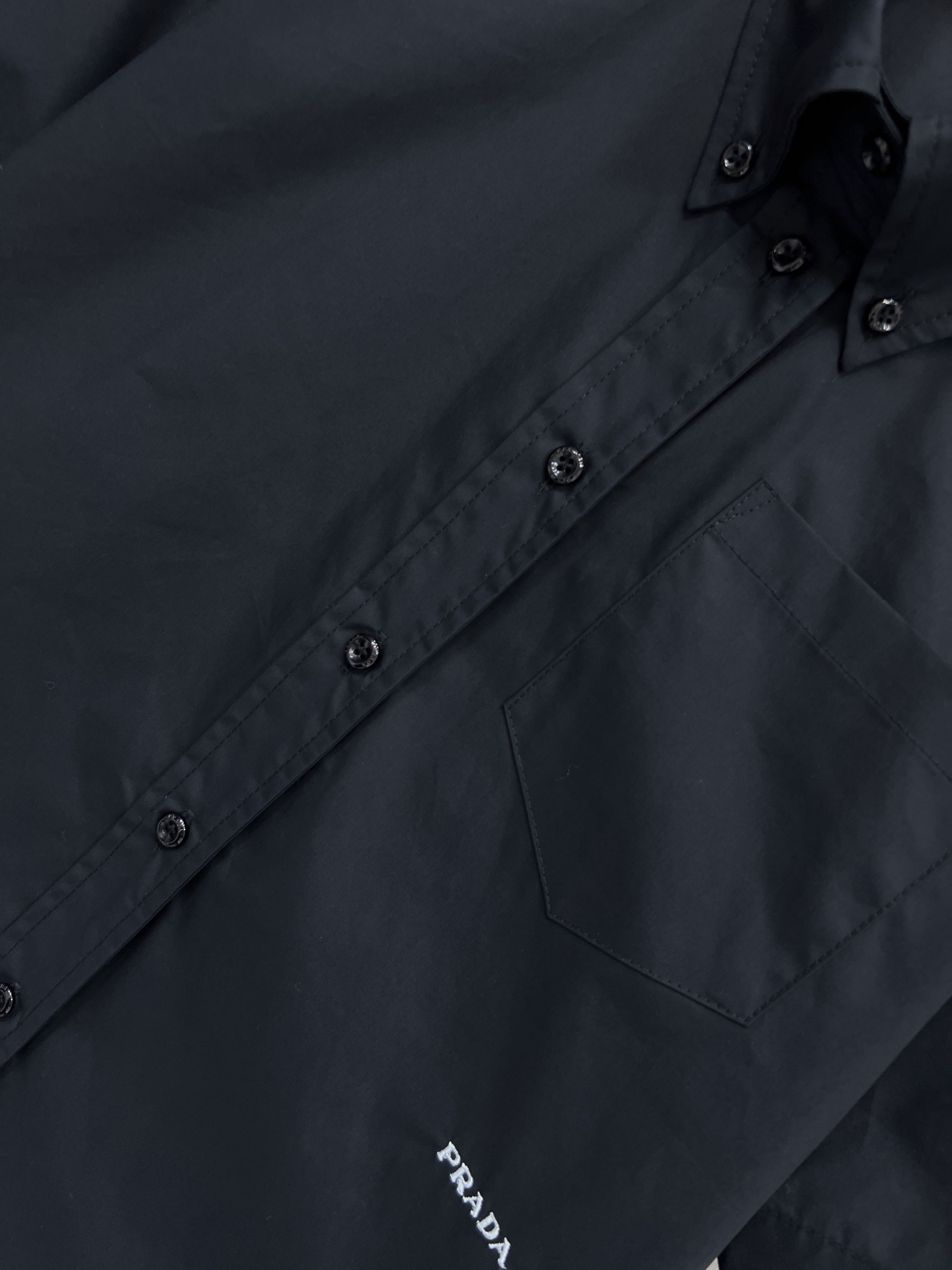 PD家 26春夏新款 翻领短袖衬衫 采用轻薄透气棉质面料 夏天穿超舒服！经典翻领+单排纽扣设计 单口袋品