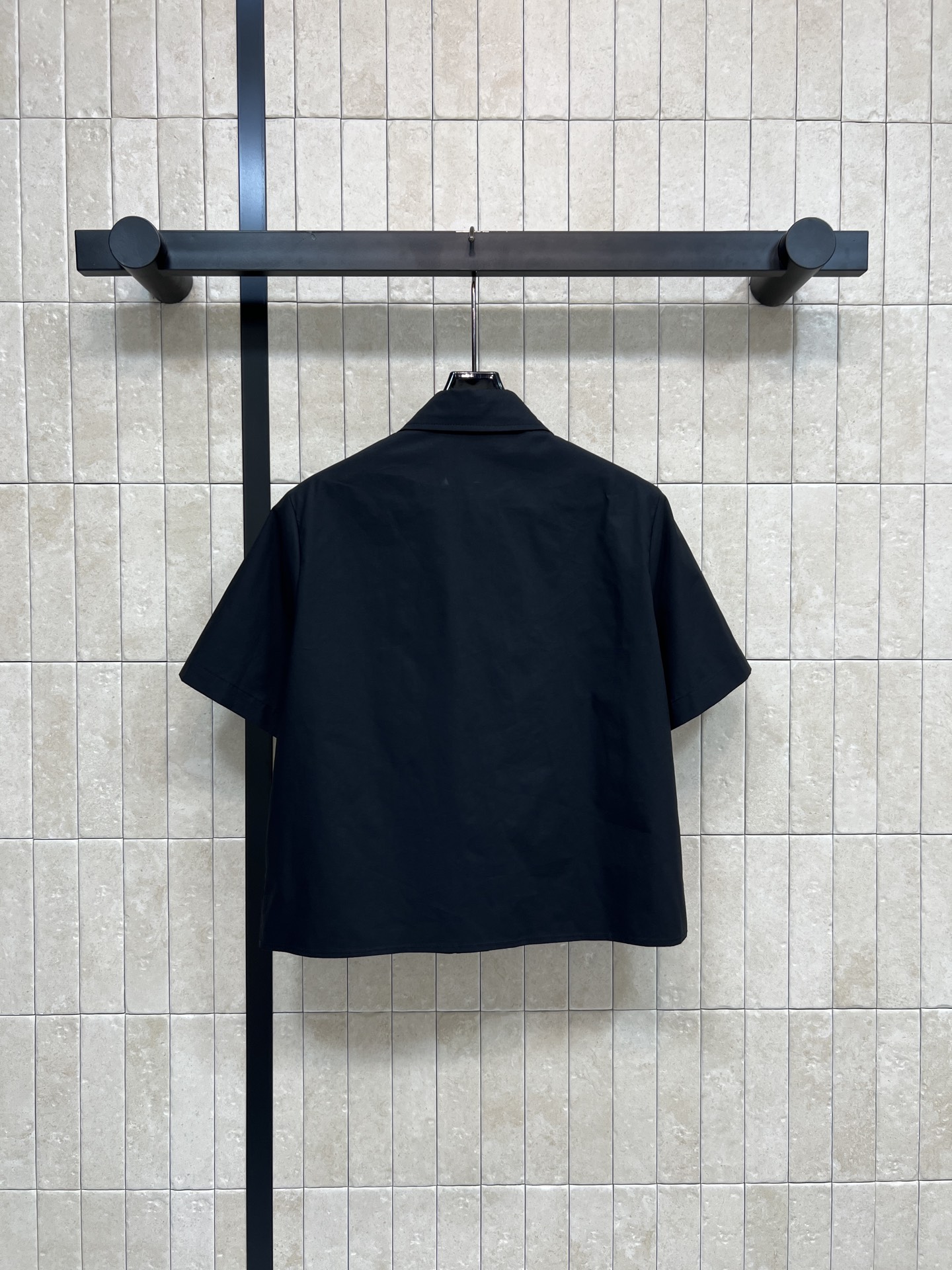 PD家 26春夏新款 翻领短袖衬衫 采用轻薄透气棉质面料 夏天穿超舒服！经典翻领+单排纽扣设计 单口袋品