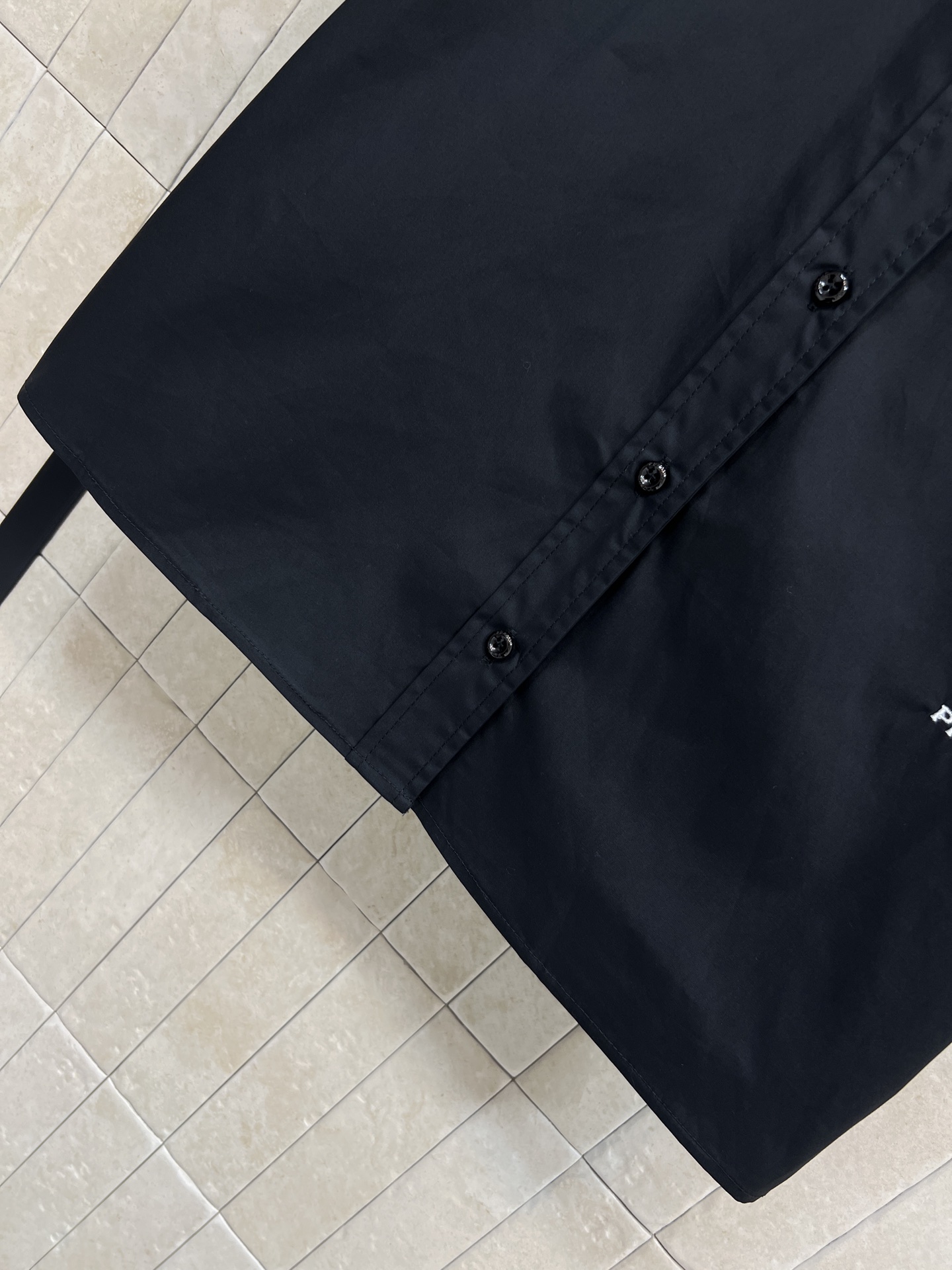 PD家 26春夏新款 翻领短袖衬衫 采用轻薄透气棉质面料 夏天穿超舒服！经典翻领+单排纽扣设计 单口袋品