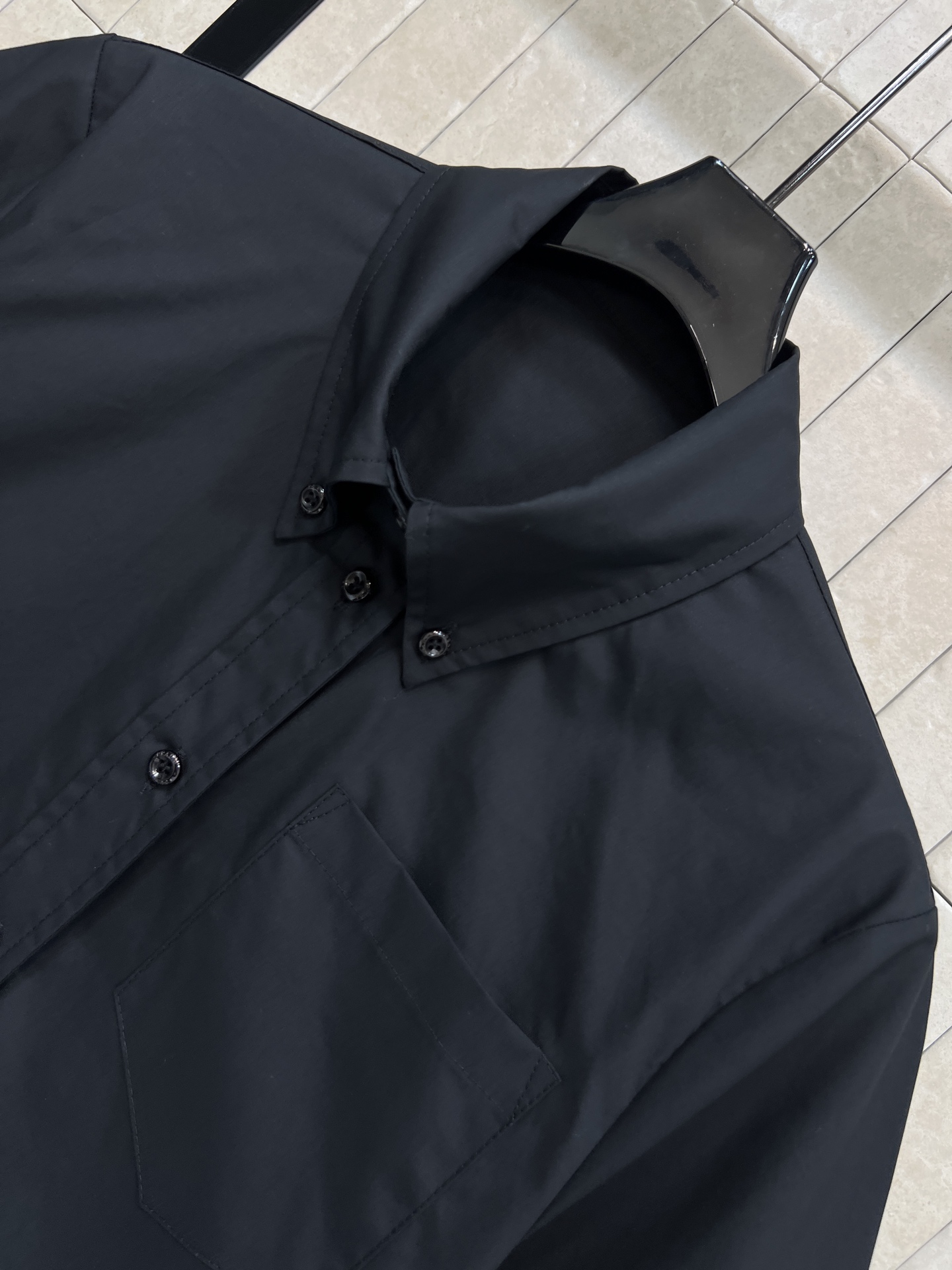 PD家 26春夏新款 翻领短袖衬衫 采用轻薄透气棉质面料 夏天穿超舒服！经典翻领+单排纽扣设计 单口袋品