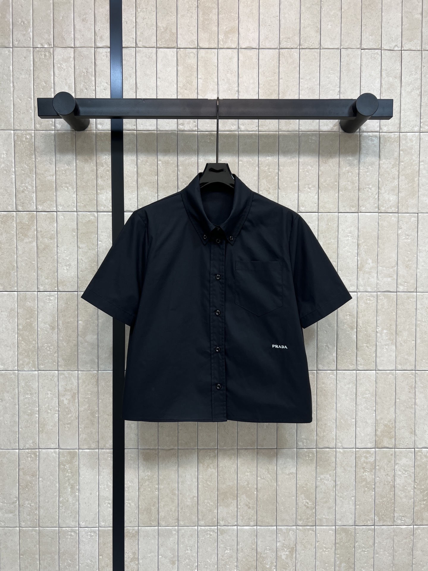 NO:666075,PD Home’s new spring and summer 26 lapel short-sleeved shirt is made of light and breathable cotton fabric, super comfortable to wear in summer!  Classic lapel + single-row button design, single pocket brand logo embroidery embellishment, low-key and recognizable, simple and elegant tailoring, can be worn alone or layered, can be easily worn for commuting and leisure, casually wear with jeans or casual pants, you have a refreshing and clean feeling!  Two colors and four sizes Size/S-M-L- XL, dior, jeans, shirts, T-shirt,  19860909PD家 26春夏新款 翻领短袖衬衫 采用轻薄透气棉质面料 夏天穿超舒服！经典翻领+单排纽扣设计 单口袋品牌logo刺绣点缀 低调又有辨识度 剪裁简约大方 单穿或叠穿都很OK 通勤休闲都能轻松驾驭 随手搭牛仔裤或休闲裤 清爽干净感拿捏住啦！两色四码Size/S-M-L- XL,,dior,jeans,shirts,T-shirt, ,Women's clothing