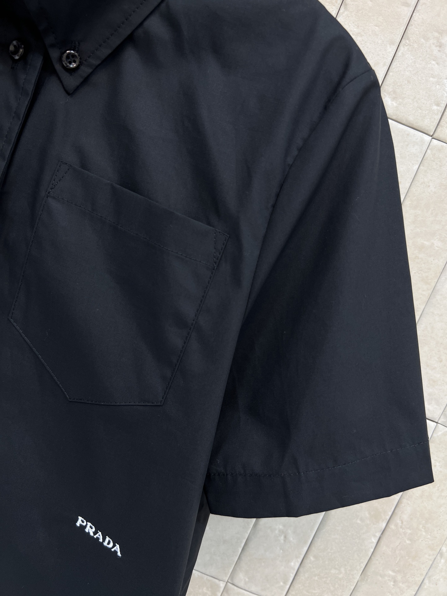 PD家 26春夏新款 翻领短袖衬衫 采用轻薄透气棉质面料 夏天穿超舒服！经典翻领+单排纽扣设计 单口袋品