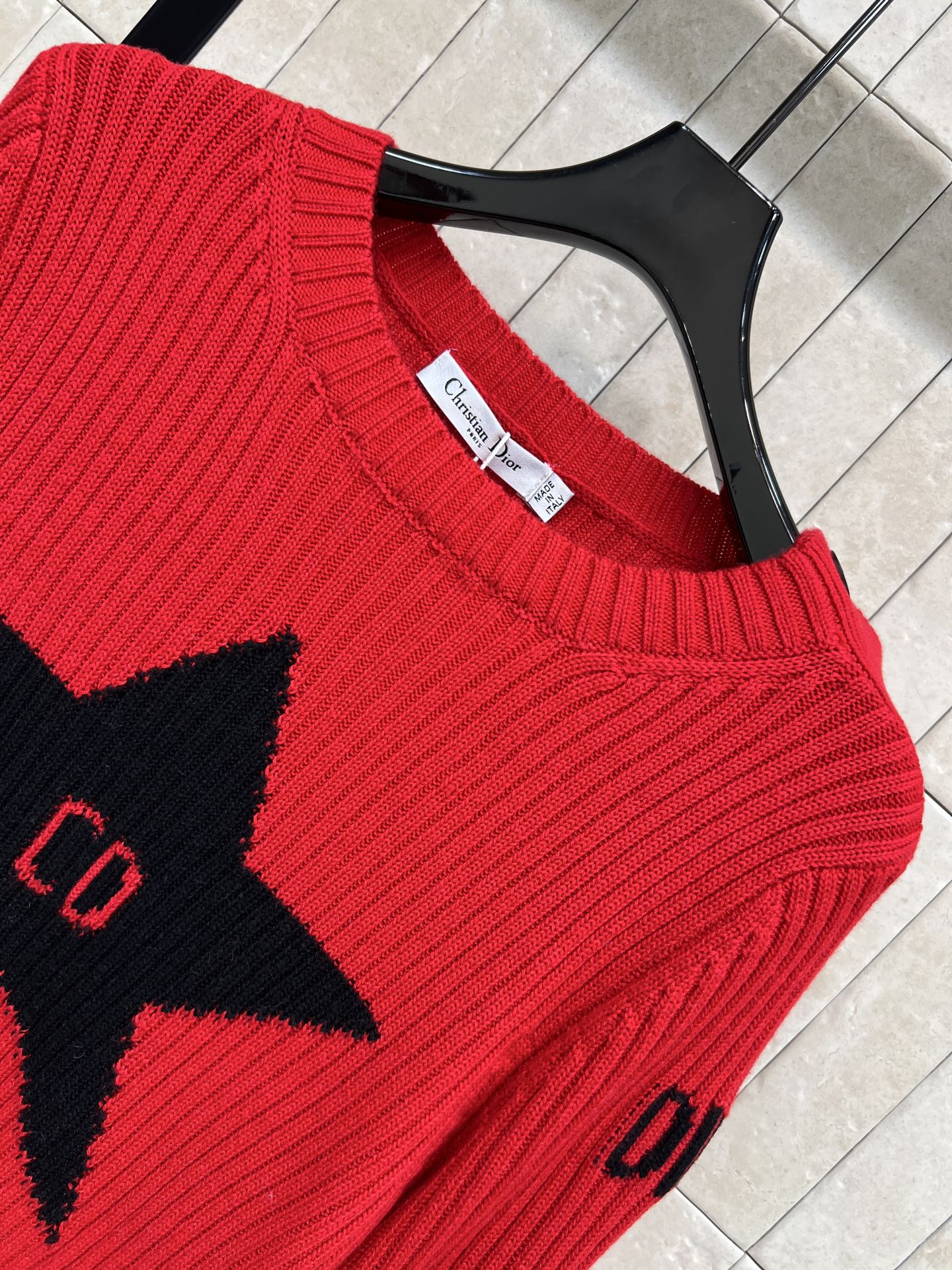 D家 26早春新款 五角星针织毛衣 经典圆领套头+右肩两粒扣设计 柔软针织面料 秋冬穿超舒服！正面黑色五