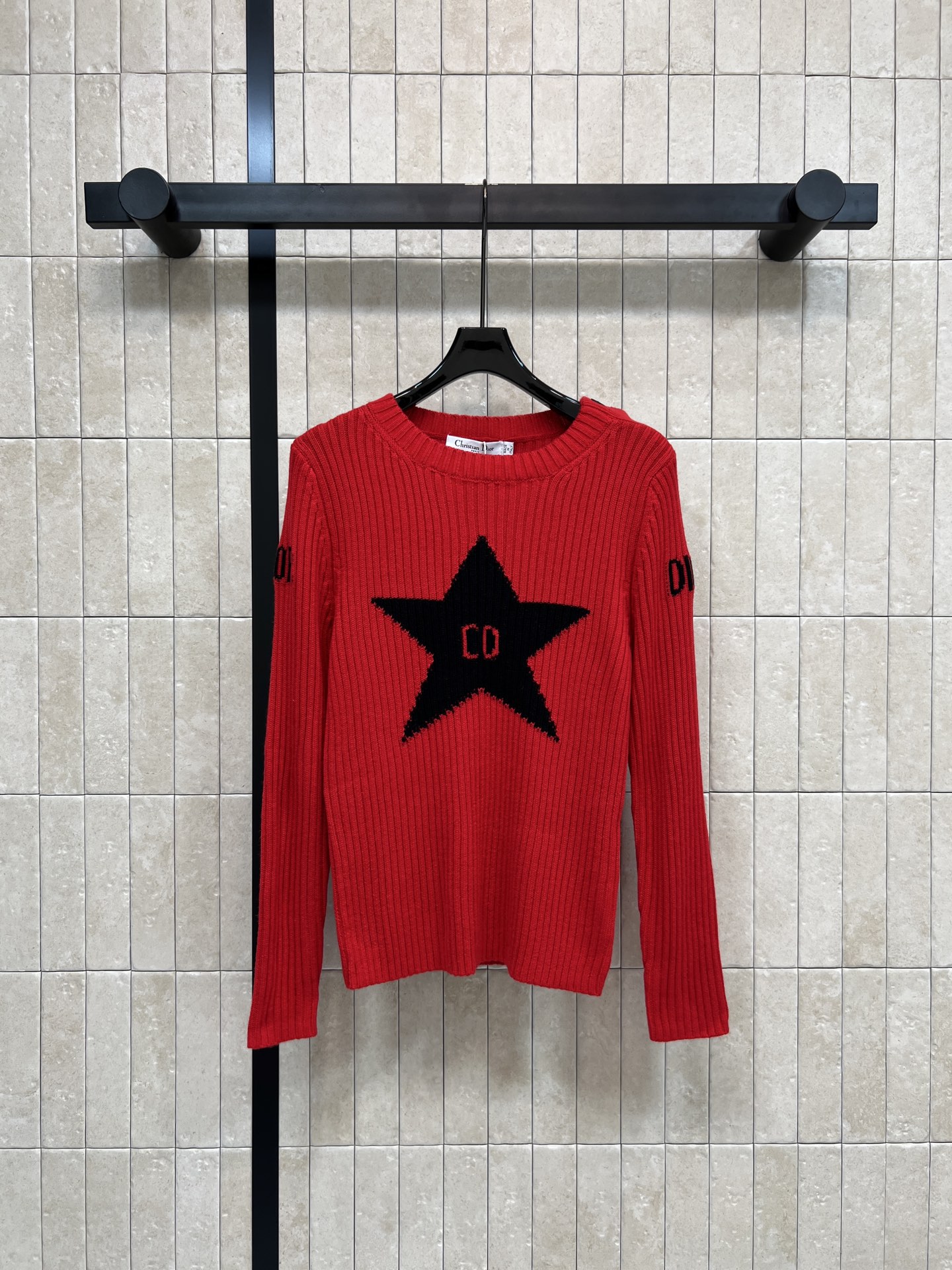 NO:666531,D Home 26 early spring new style five-pointed star knitted sweater, classic round neck pullover + two button design on the right shoulder, soft knitted fabric, super comfortable to wear in autumn and winter!  The black five-pointed star pattern on the front + the logo letter pattern on the back has perfect brand recognition. The sleeves have the word 'DIOR'. The details are super exquisite. Slim fit. It looks slim and versatile. It looks great with skirts or trousers. It can be easily worn in one color and three sizes for festivals or daily life. Size/S-M-L,, dior, dior, skirts, sweaters,  19860909D家 26早春新款 五角星针织毛衣 经典圆领套头+右肩两粒扣设计 柔软针织面料 秋冬穿超舒服！正面黑色五角星图案+后背logo字母图案 品牌辨识度满分 袖子有“DIOR”字样 细节超精致 修身剪裁 显瘦又百搭 无论配裙装还是裤装都很出彩 节日或日常都能轻松驾驭一色三码 Size/S-M-L,,dior,dior,skirts,sweaters, ,Women's clothing