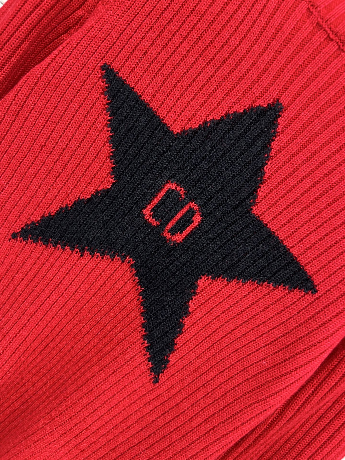 D家 26早春新款 五角星针织毛衣 经典圆领套头+右肩两粒扣设计 柔软针织面料 秋冬穿超舒服！正面黑色五