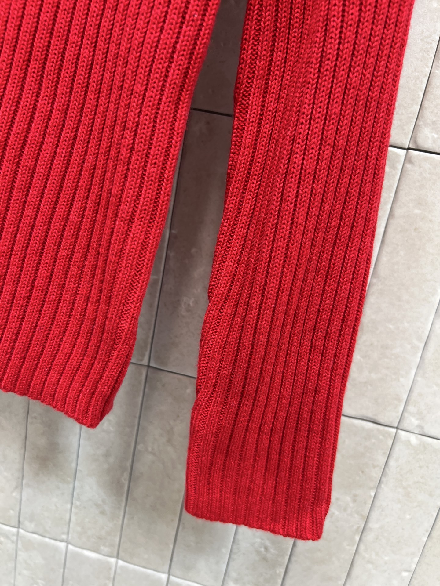 D家 26早春新款 五角星针织毛衣 经典圆领套头+右肩两粒扣设计 柔软针织面料 秋冬穿超舒服！正面黑色五