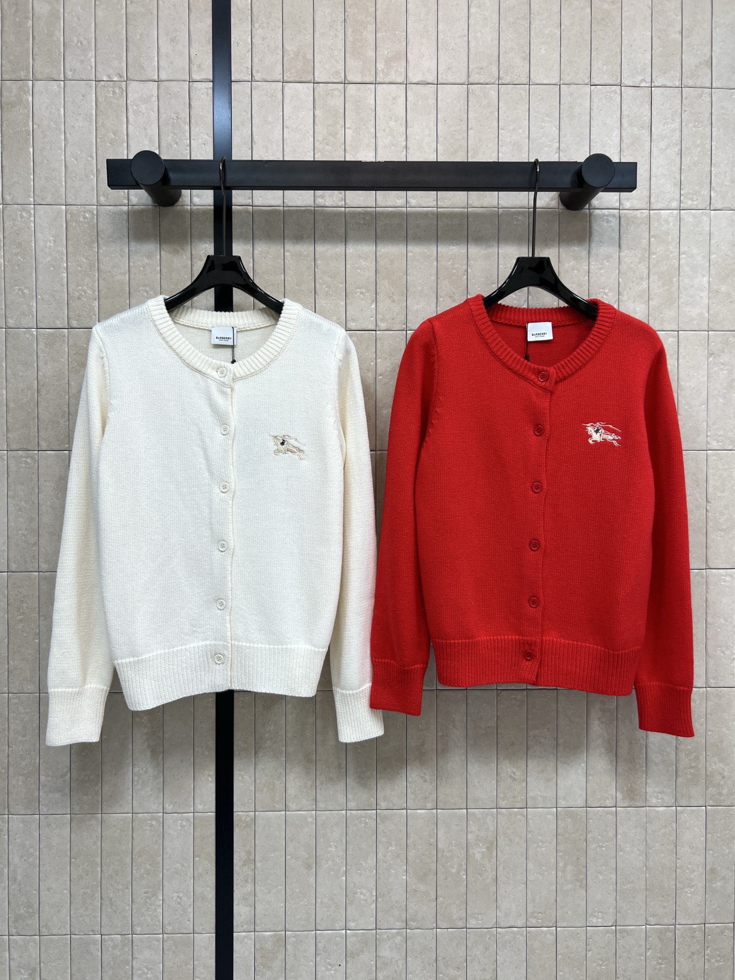 NO:666530,BUR's new 26 early spring equestrian knight knitted sweater cardigan. Classic round neck single-breasted design. Soft knitted fabric. Comfortable and warm to wear. Equestrian knight logo embroidery on the chest. Exquisite details. High brand recognition. Available in white and red. Red is perfect for festival atmosphere. White is more versatile. It is OK for daily commuting or festival wear. Pair with jeans or skirts. Easily get British casual style. Two colors and three codes.  Size/S-M-L,,burberry,skirts,jeans,sweaters, 19860909BUR家 26早春新款 马术骑士针织毛衣开衫 经典圆领单排扣设计 柔软针织面料 穿着舒适又保暖 胸口马术骑士徽标刺绣 细节精致 品牌辨识度超高今 白色和红色可选 红色超适合节日氛围 白色更百搭 日常通勤或节日穿搭都很OK 搭配牛仔裤或半裙 轻松get英伦休闲风 两色三码 Size/S-M-L,,burberry,skirts,jeans,sweaters, ,Women's clothing