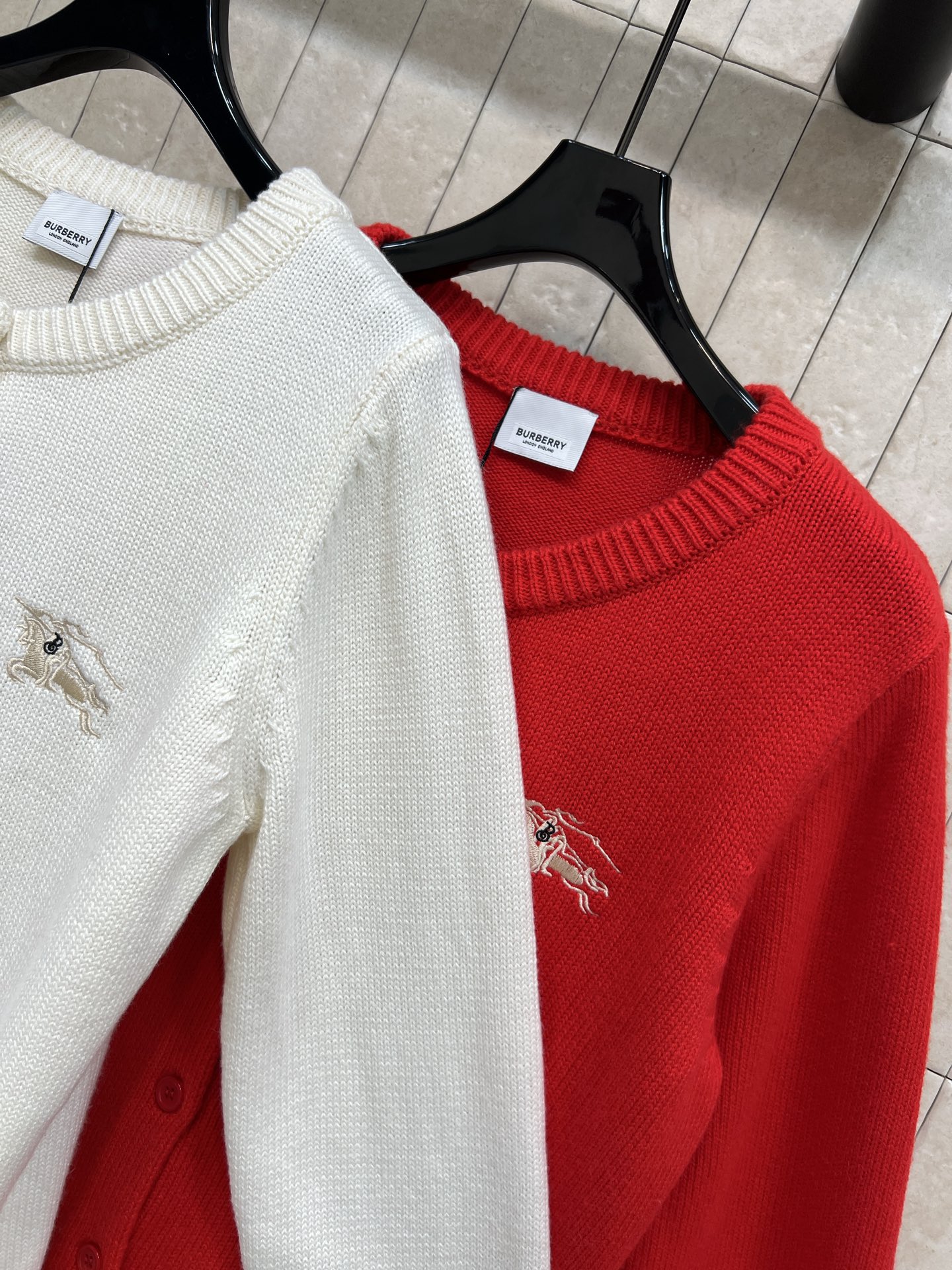 BUR家 26早春新款 马术骑士针织毛衣开衫 经典圆领单排扣设计 柔软针织面料 穿着舒适又保暖 胸口马术