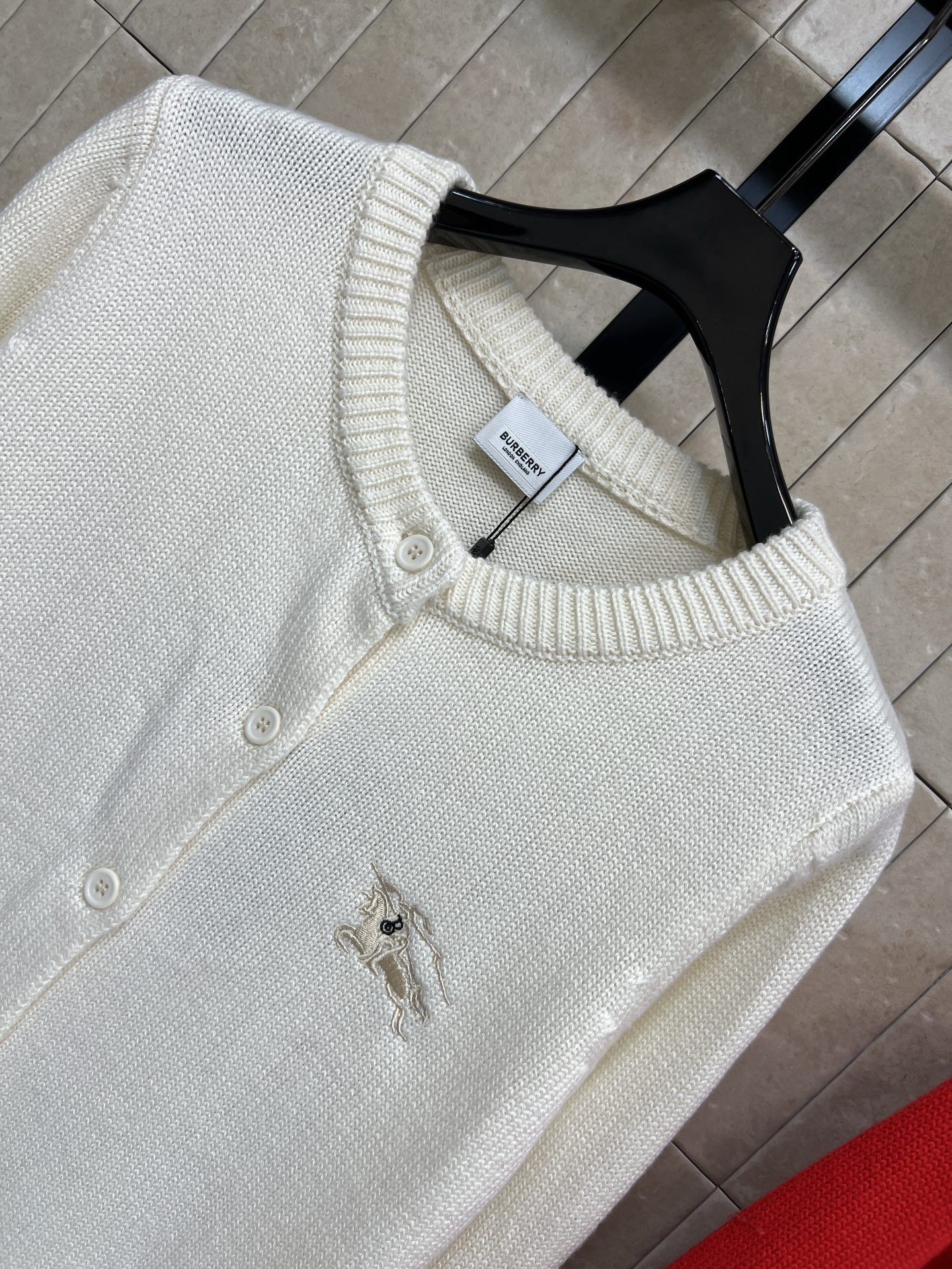 BUR家 26早春新款 马术骑士针织毛衣开衫 经典圆领单排扣设计 柔软针织面料 穿着舒适又保暖 胸口马术