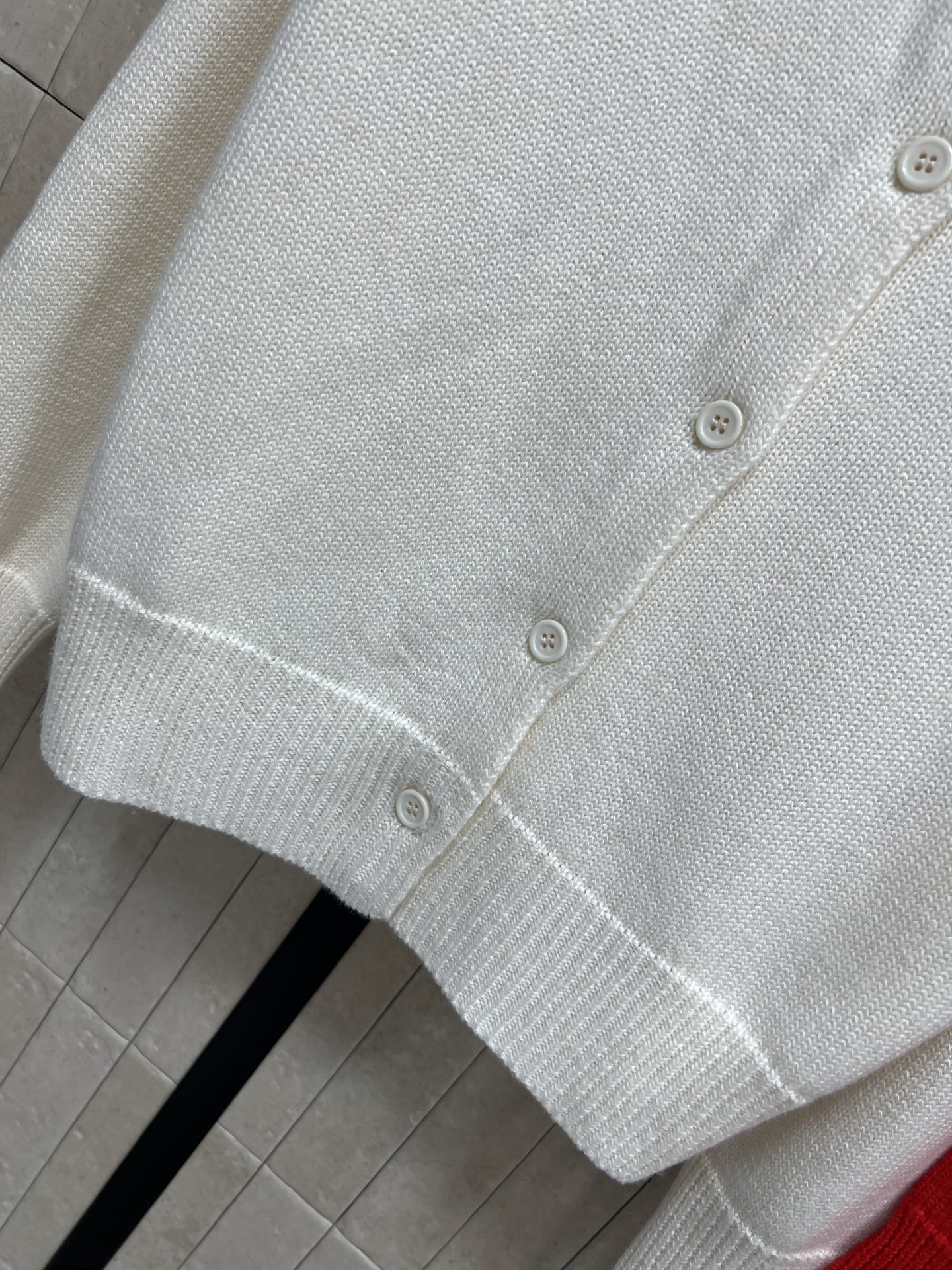 BUR家 26早春新款 马术骑士针织毛衣开衫 经典圆领单排扣设计 柔软针织面料 穿着舒适又保暖 胸口马术