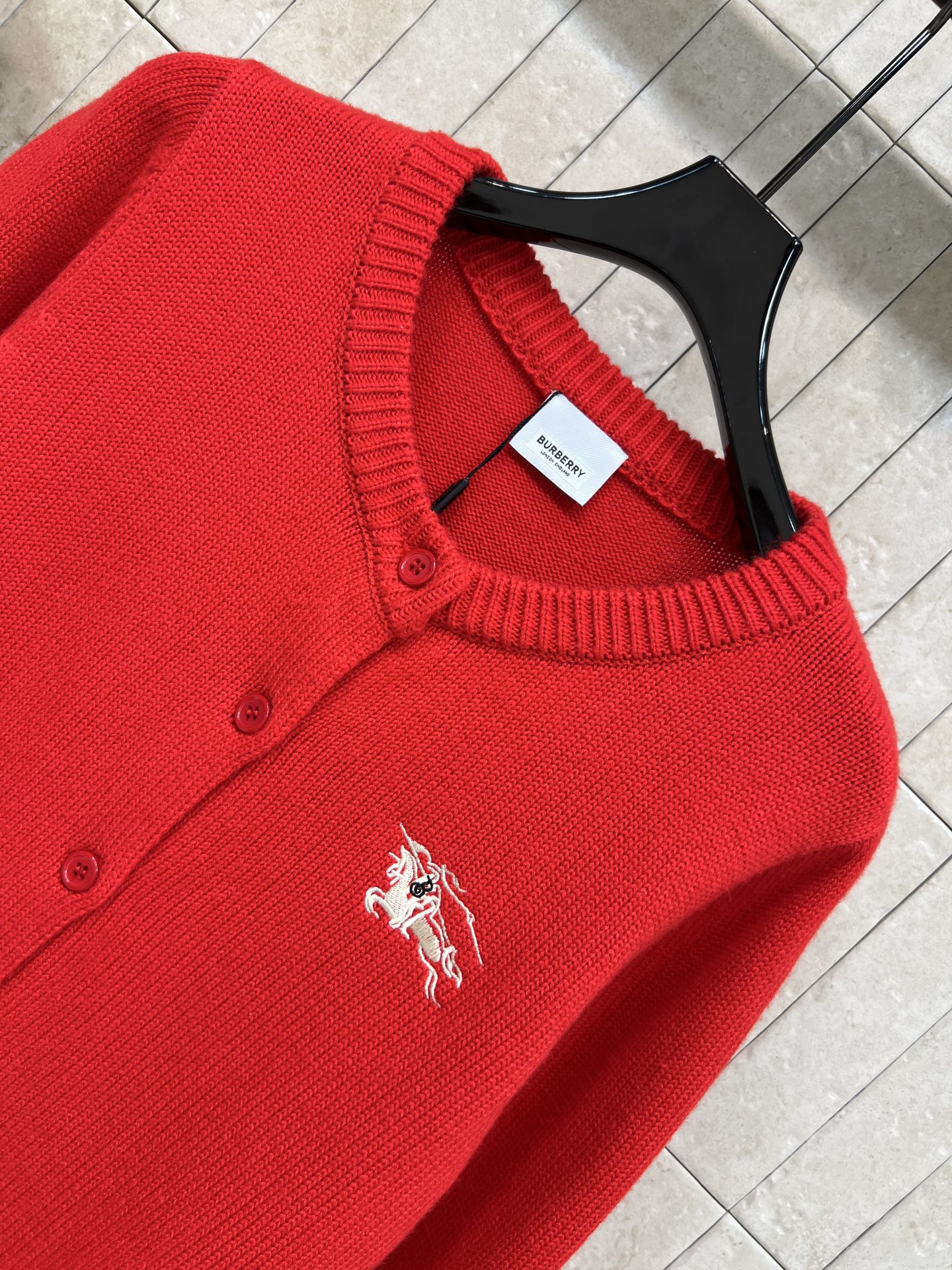 BUR家 26早春新款 马术骑士针织毛衣开衫 经典圆领单排扣设计 柔软针织面料 穿着舒适又保暖 胸口马术
