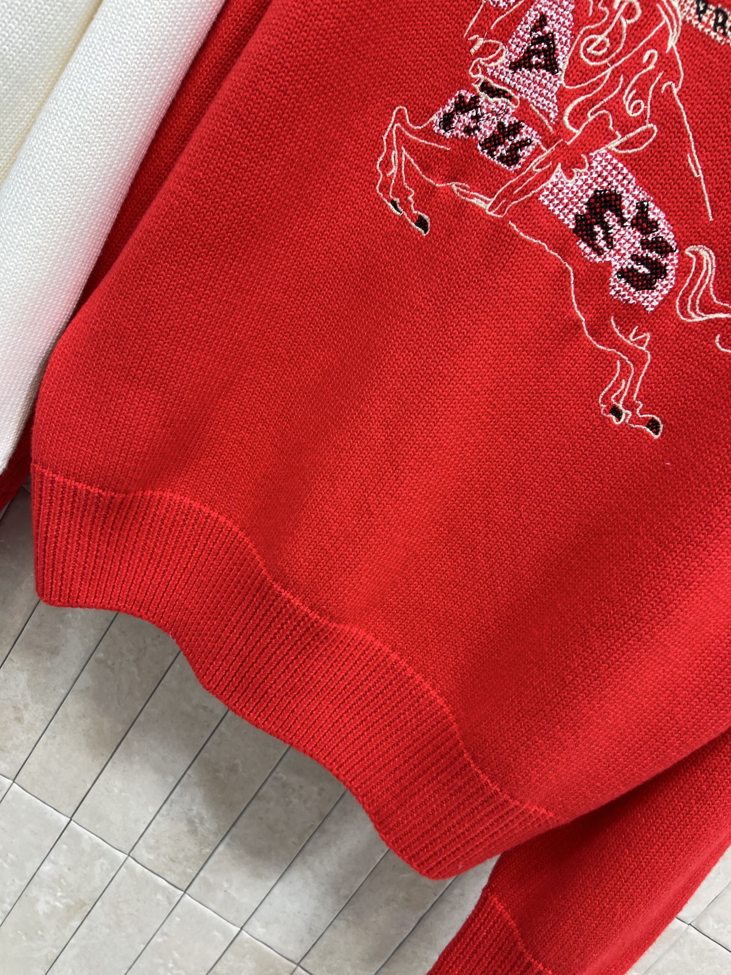 BUR家 26早春新款 马术骑士针织毛衣 经典套头圆领设计 柔软针织面料 穿着舒适又保暖 胸口马术骑士徽