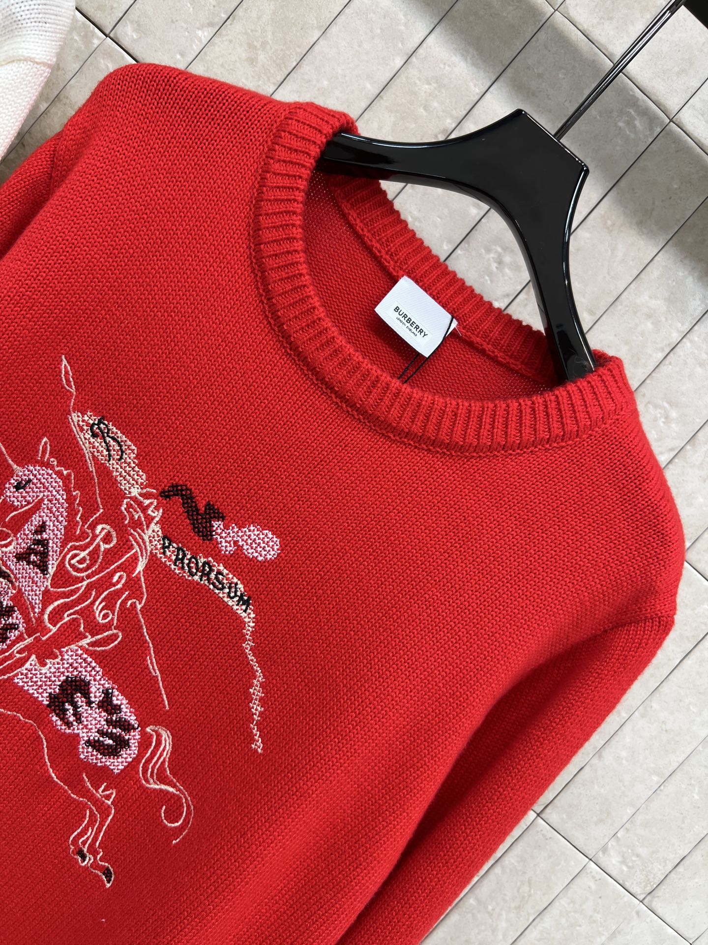 BUR家 26早春新款 马术骑士针织毛衣 经典套头圆领设计 柔软针织面料 穿着舒适又保暖 胸口马术骑士徽