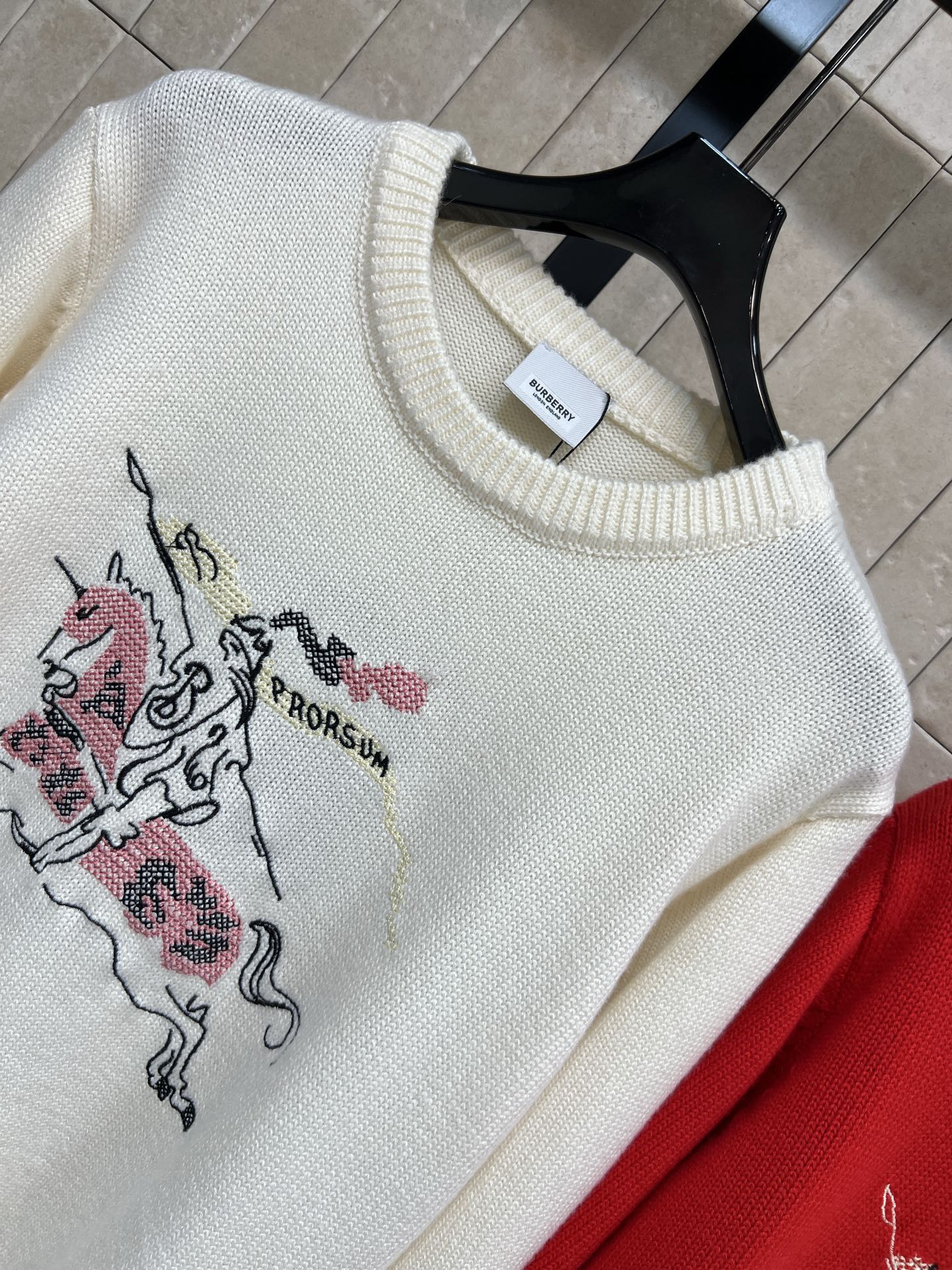 BUR家 26早春新款 马术骑士针织毛衣 经典套头圆领设计 柔软针织面料 穿着舒适又保暖 胸口马术骑士徽