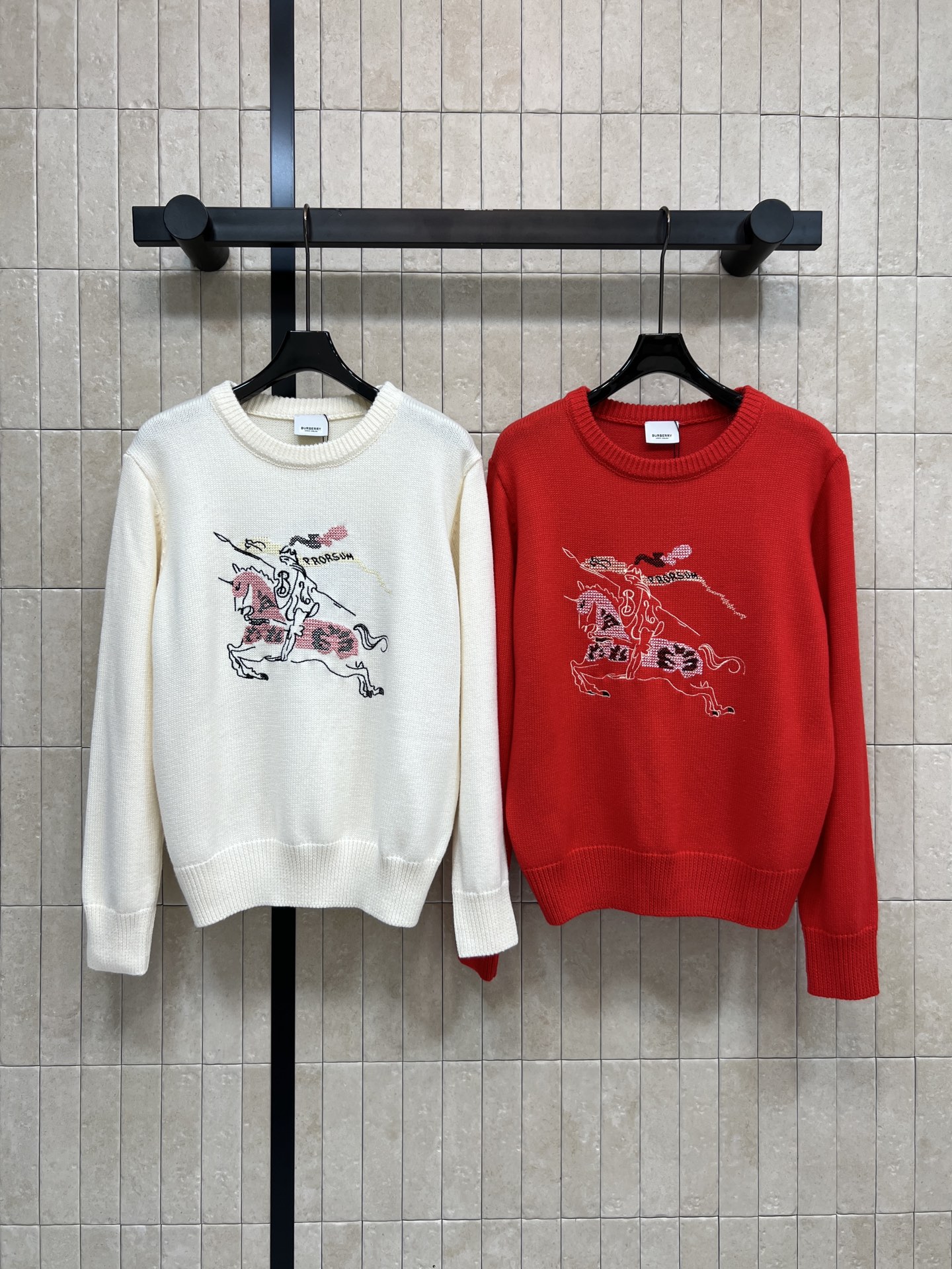 NO:666526,BUR's new 26 early spring equestrian knight knitted sweater. Classic pullover round neck design. Soft knitted fabric. Comfortable and warm to wear. Equestrian knight logo embroidery on the chest. Exquisite details. High brand recognition. Available in white and red. Red is perfect for festival atmosphere. White is more versatile. It's OK for daily commuting or festival wear. Pair with jeans or skirts. Easily get British casual style. Two colors and three codes.  Size/S-M-L,,burberry,skirts,jeans,sweaters, 19860909BUR家 26早春新款 马术骑士针织毛衣 经典套头圆领设计 柔软针织面料 穿着舒适又保暖 胸口马术骑士徽标刺绣 细节精致 品牌辨识度超高今 白色和红色可选 红色超适合节日氛围 白色更百搭 日常通勤或节日穿搭都很OK 搭配牛仔裤或半裙 轻松get英伦休闲风 两色三码 Size/S-M-L,,burberry,skirts,jeans,sweaters, ,Women's clothing
