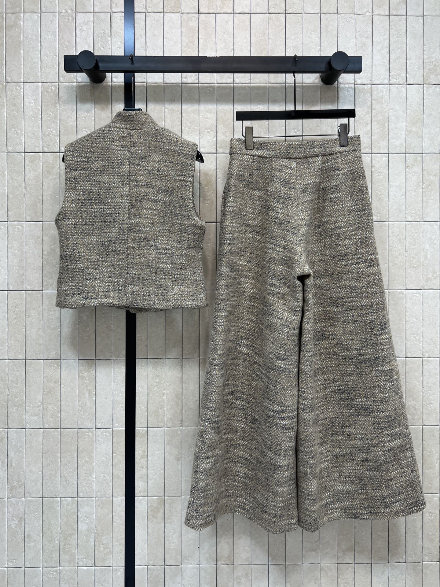 Loro Piana 25秋冬新款 小香风羊毛套装 立领马甲外套+高腰阔腿裤 采用羊毛混纺面料 柔软又保