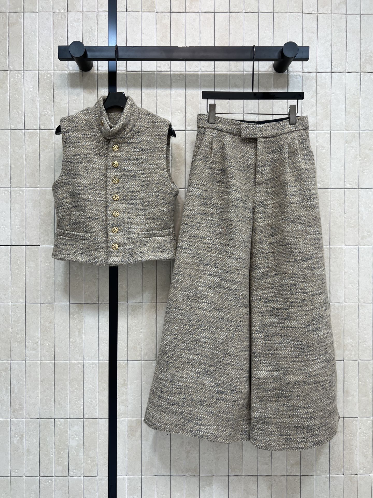 NO:666520,Vest, trousers, Loro Piana 25 new autumn and winter style, small fragrant wool suit, stand-up collar vest jacket + high-waisted wide-leg pants, made of wool blended fabric, soft and warm, perfect for autumn and winter, loose tailoring + natural texture, perfect low-key elegance ~ one set can be matched with the upper body to easily get a high-end look. It can be easily used for daily commuting and leisure. Comfortable and textured. Three sizes in one color. Size/S-M-L,,loro piana,jackets & coats, 19860909马甲 裤子Loro Piana 25秋冬新款 小香风羊毛套装 立领马甲外套+高腰阔腿裤 采用羊毛混纺面料 柔软又保暖 秋冬穿超合适 宽松剪裁+自然纹理 低调优雅气质满分~一套搭配上身轻松get高级感穿搭 日常通勤、休闲都能轻松驾驭 舒适又有质感 一色三码 Size/S-M-L,,loro piana,jackets & coats, ,Women's clothing