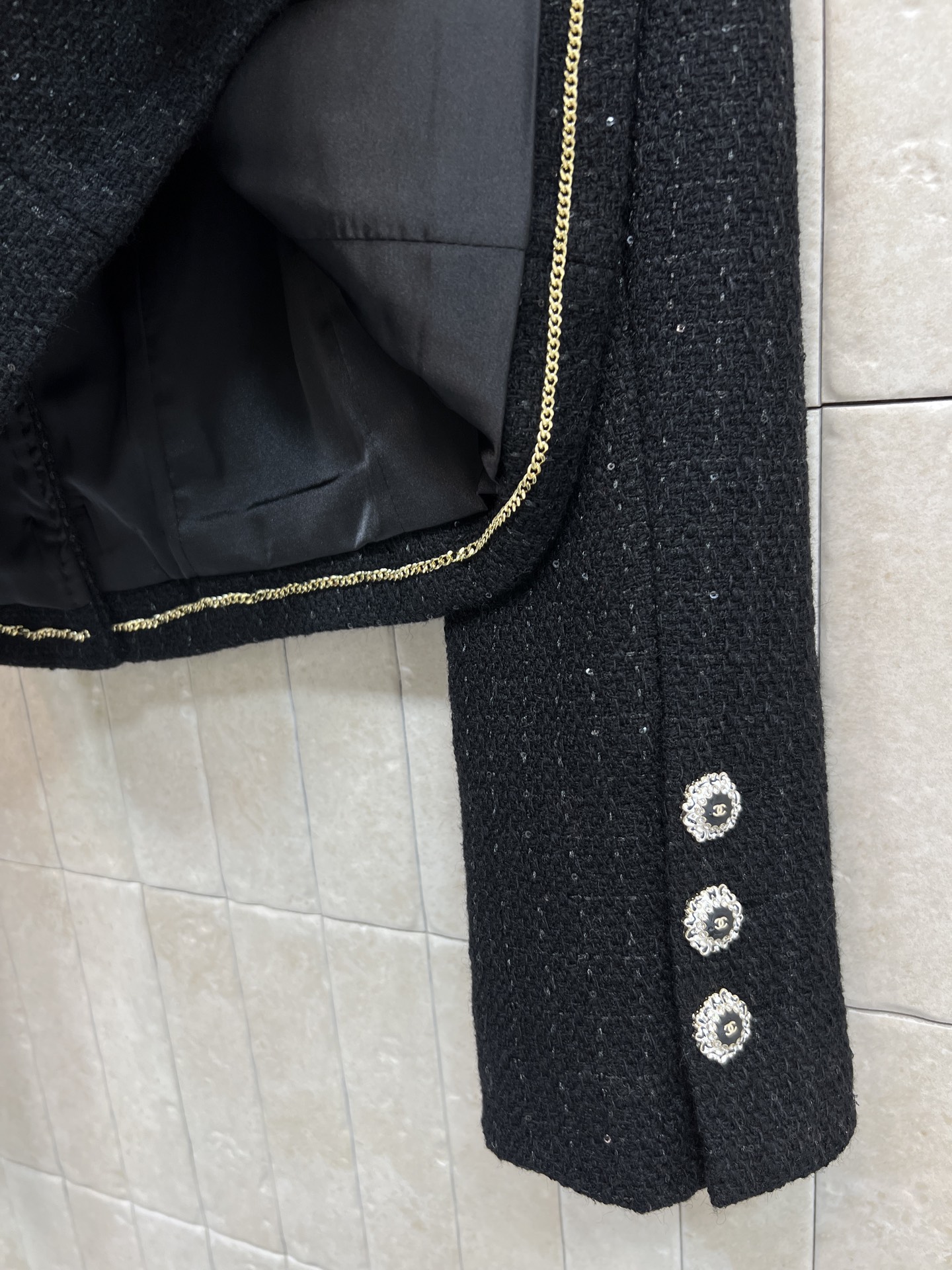 小香家 26早春新款 黑色亮片粗花呢外套 经典小香风设计 黑色粗花呢混纺亮片 低调闪耀超吸睛！雕花珐琅双