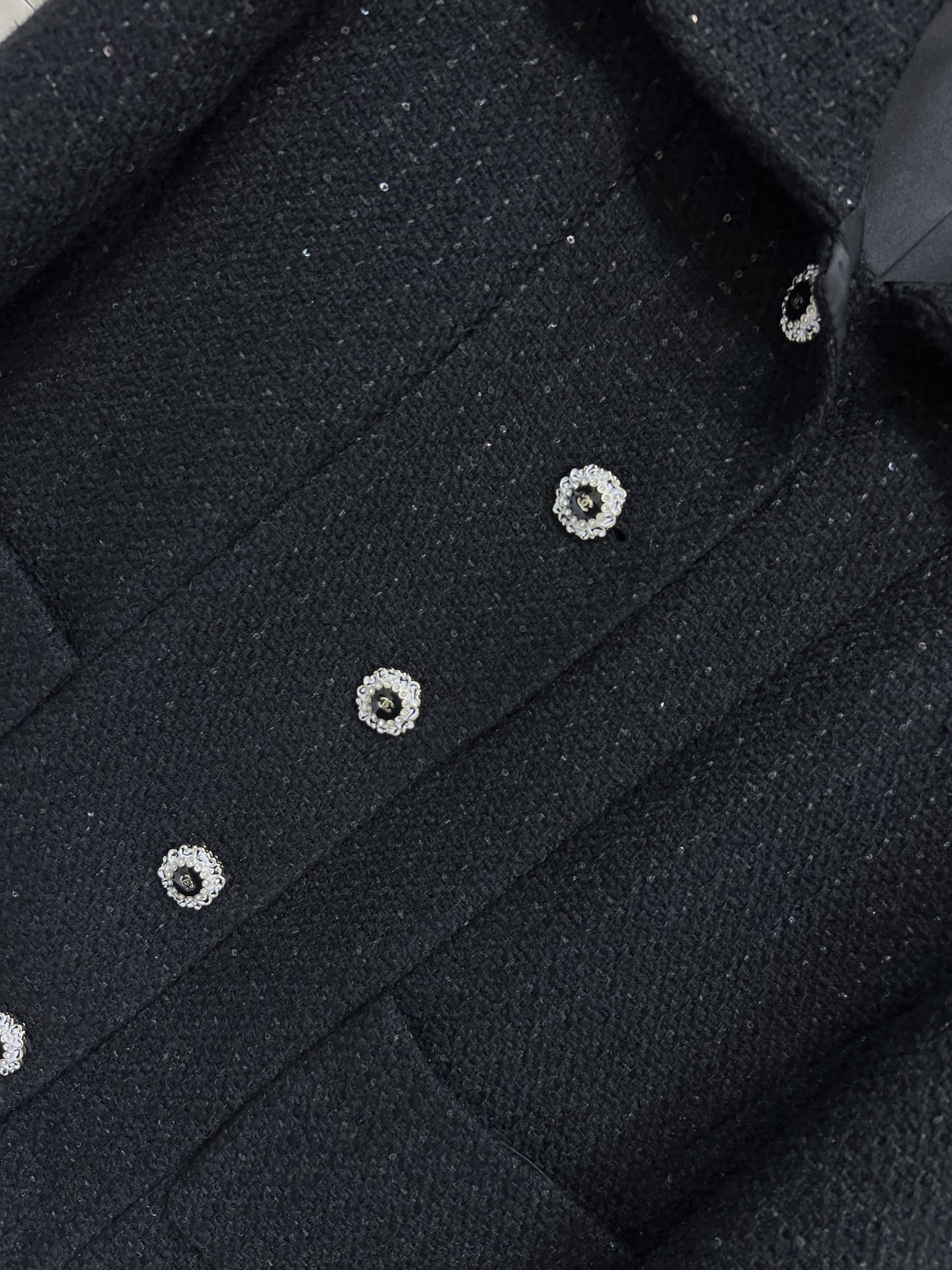 小香家 26早春新款 黑色亮片粗花呢外套 经典小香风设计 黑色粗花呢混纺亮片 低调闪耀超吸睛！雕花珐琅双