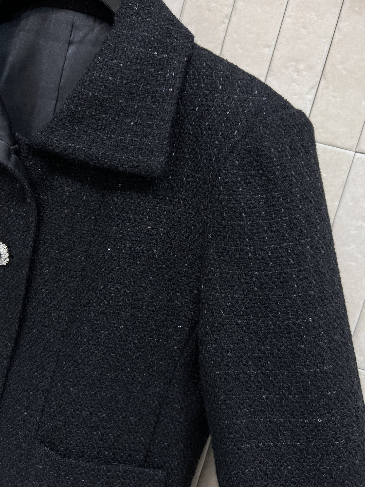 小香家 26早春新款 黑色亮片粗花呢外套 经典小香风设计 黑色粗花呢混纺亮片 低调闪耀超吸睛！雕花珐琅双