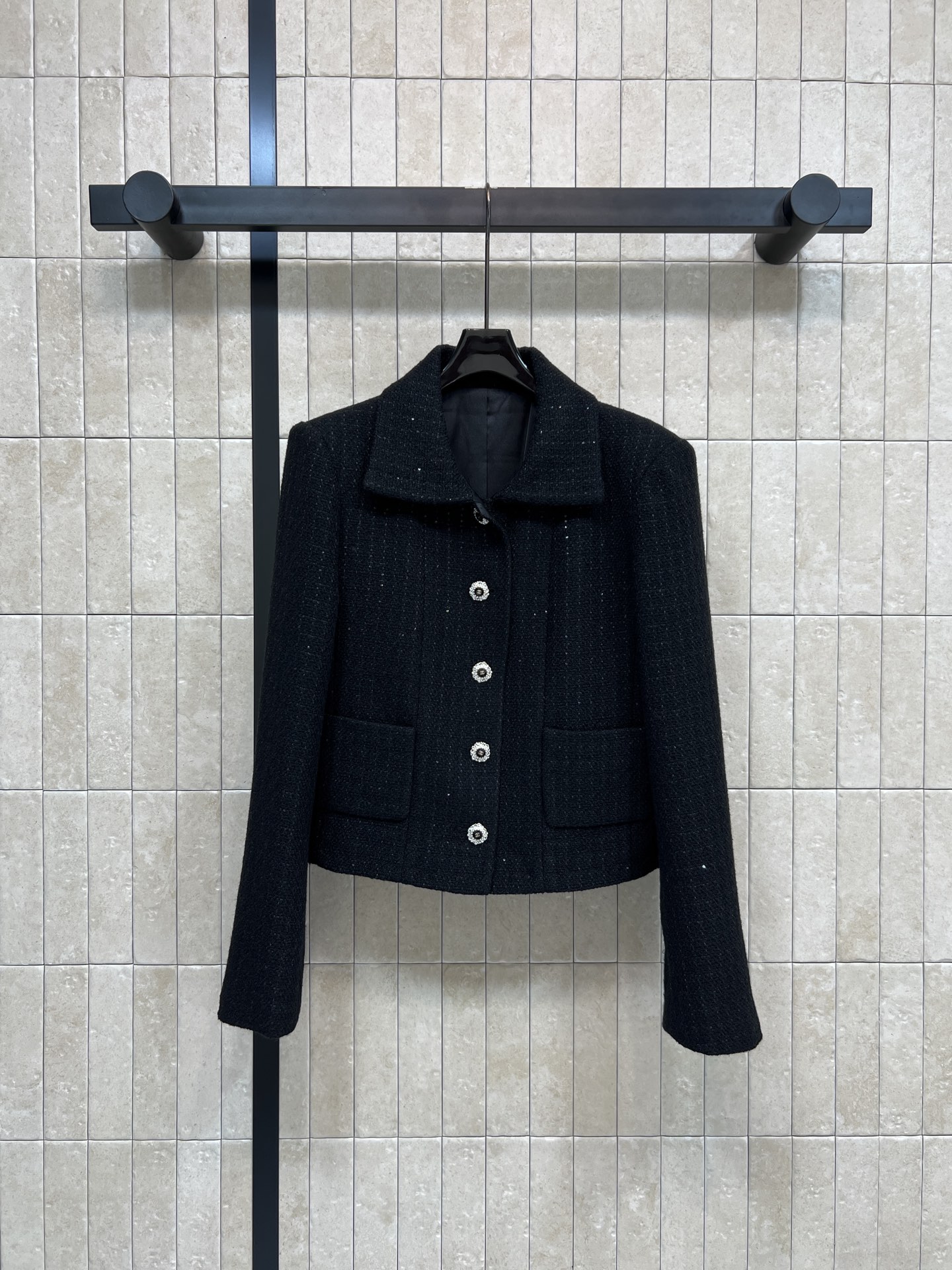 NO:666515,Xiaoxiangjia 26 early spring new style black sequined tweed jacket, classic Xiaoxiang style design, black tweed blended sequins, low-key and sparkling, super eye-catching!  Carved enamel double C buckle, perfect details, lapel + shoulder cut, slim fit and elegant, the first choice for autumn and winter wear, can be easily worn for commuting, parties, and formal occasions. Pair with skirts or high-waisted pants, elegant and ladylike style!  One color, three sizes Size/S-M-L,,chanel,skirts,jackets & coats, 19860909小香家 26早春新款 黑色亮片粗花呢外套 经典小香风设计 黑色粗花呢混纺亮片 低调闪耀超吸睛！雕花珐琅双C扣 细节满分 翻领+正肩剪裁 修身显气质 秋冬穿搭首选 通勤、聚会、正式场合都能轻松驾驭 搭配裙装或高腰裤 优雅名媛风get！一色三码 Size/S-M-L,,chanel,skirts,jackets & coats, ,Women's clothing