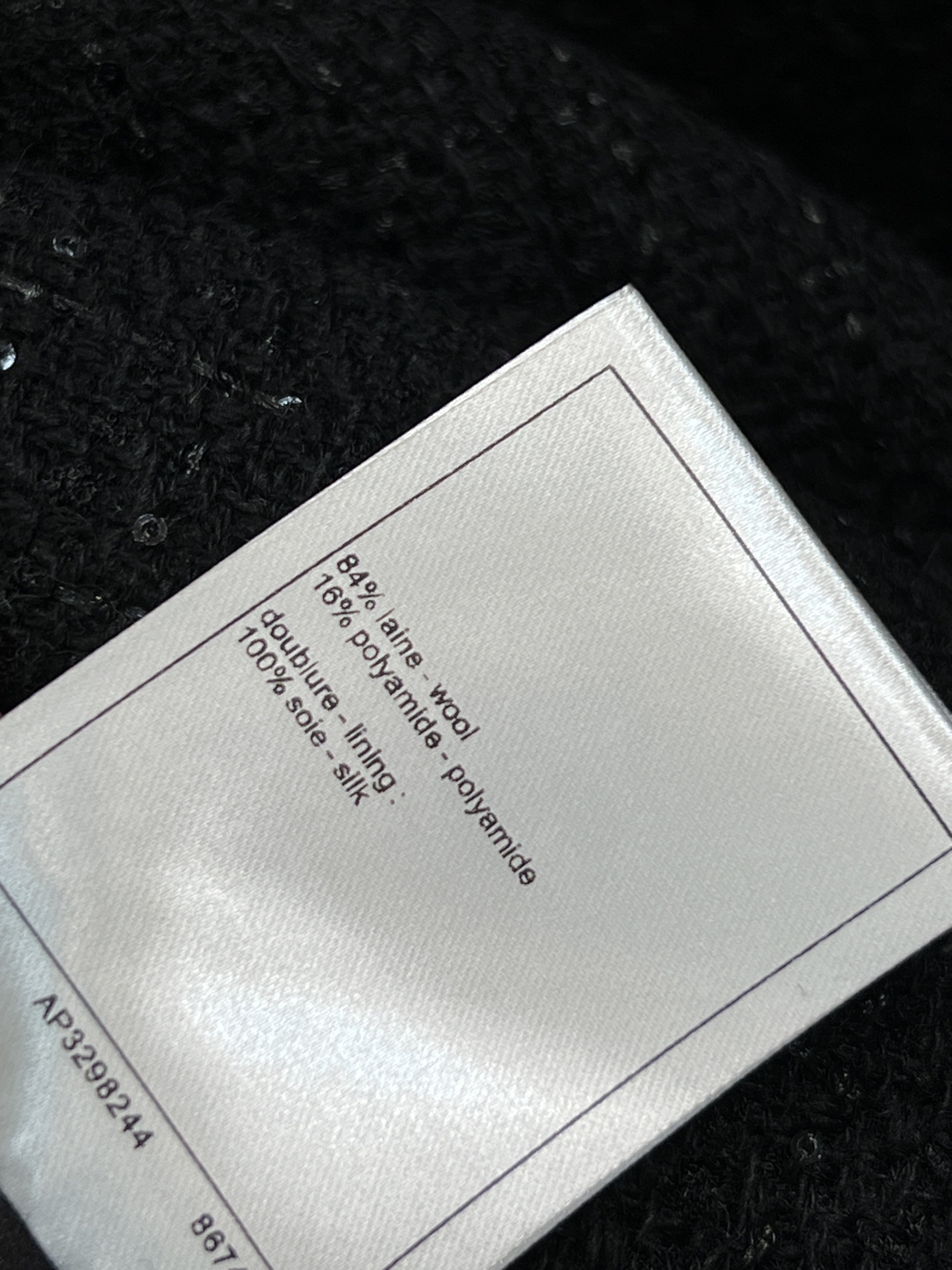 小香家 26早春新款 黑色亮片粗花呢外套 经典小香风设计 黑色粗花呢混纺亮片 低调闪耀超吸睛！雕花珐琅双