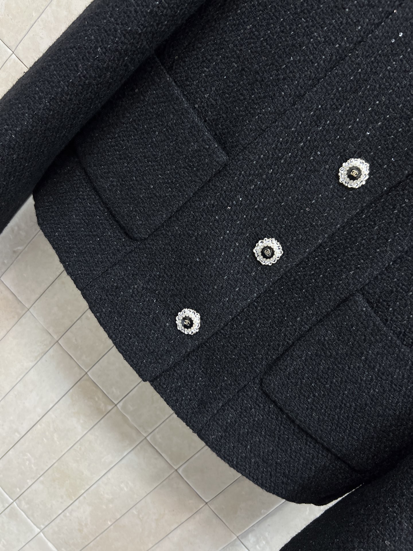 小香家 26早春新款 黑色亮片粗花呢外套 经典小香风设计 黑色粗花呢混纺亮片 低调闪耀超吸睛！雕花珐琅双