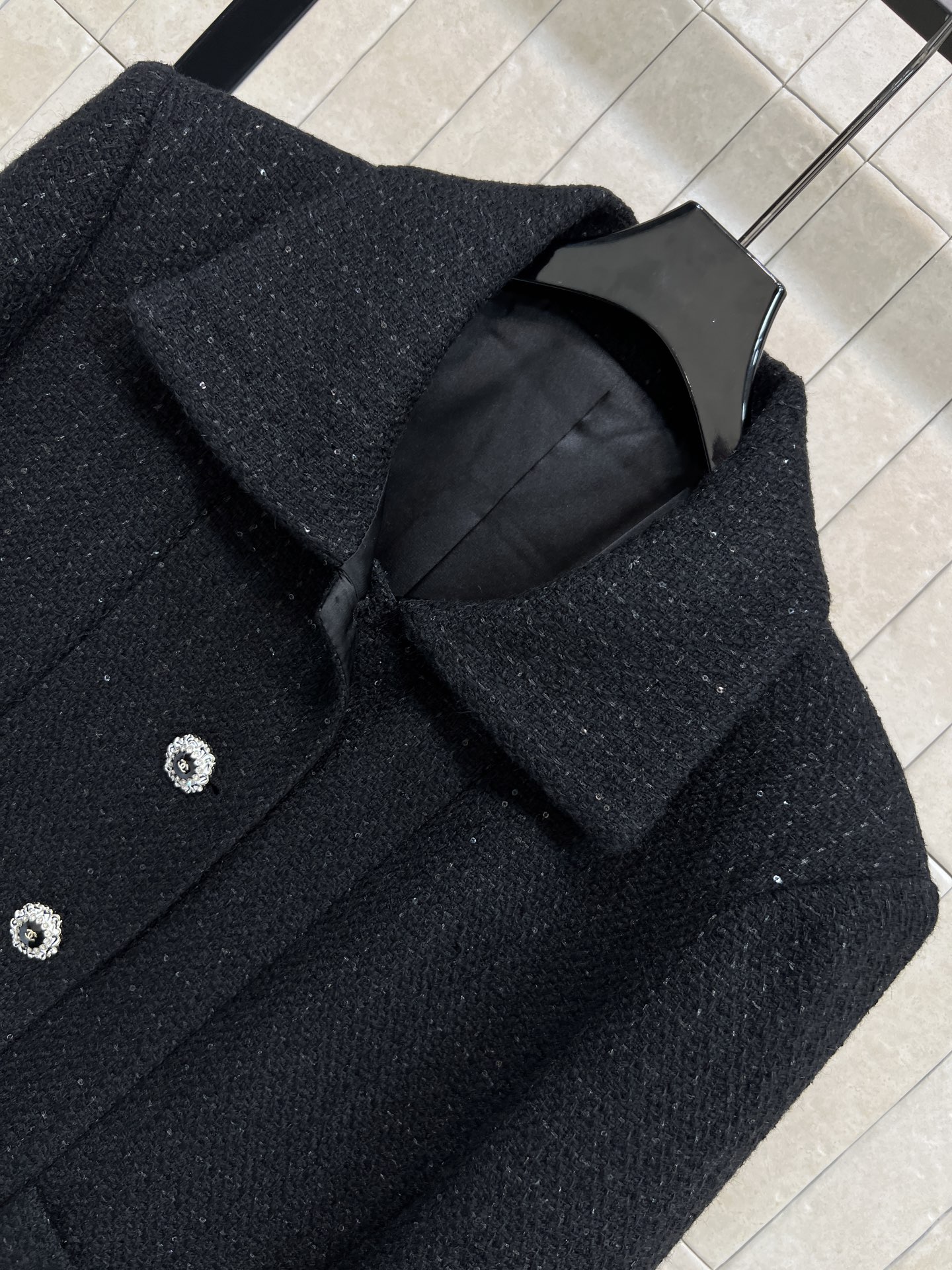 小香家 26早春新款 黑色亮片粗花呢外套 经典小香风设计 黑色粗花呢混纺亮片 低调闪耀超吸睛！雕花珐琅双