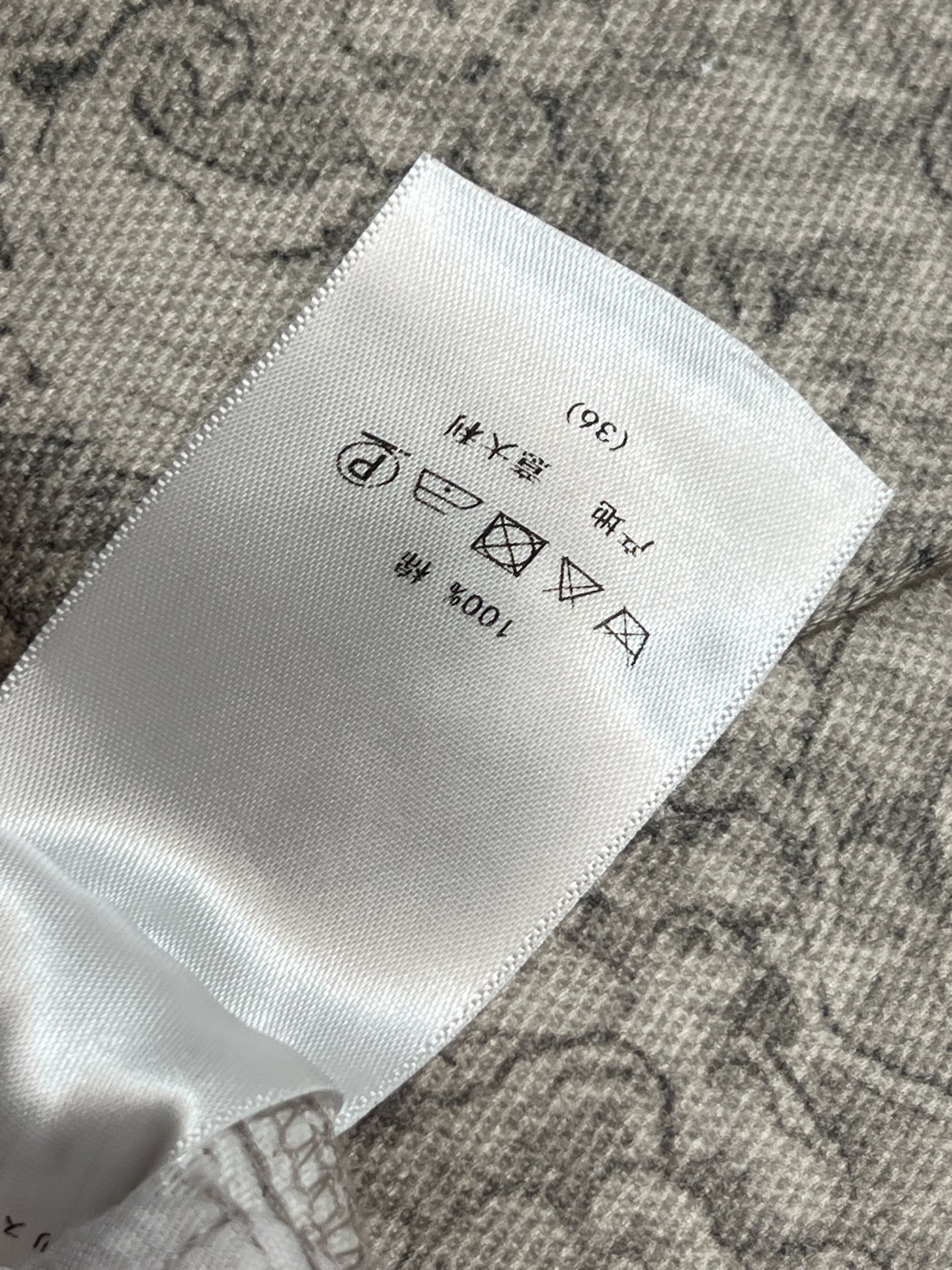 D家 26春夏新款 印花阔腿牛仔裤 采用高品质牛仔布 灰色调+复古印花 艺术感满满！高腰阔腿设计 修饰腿