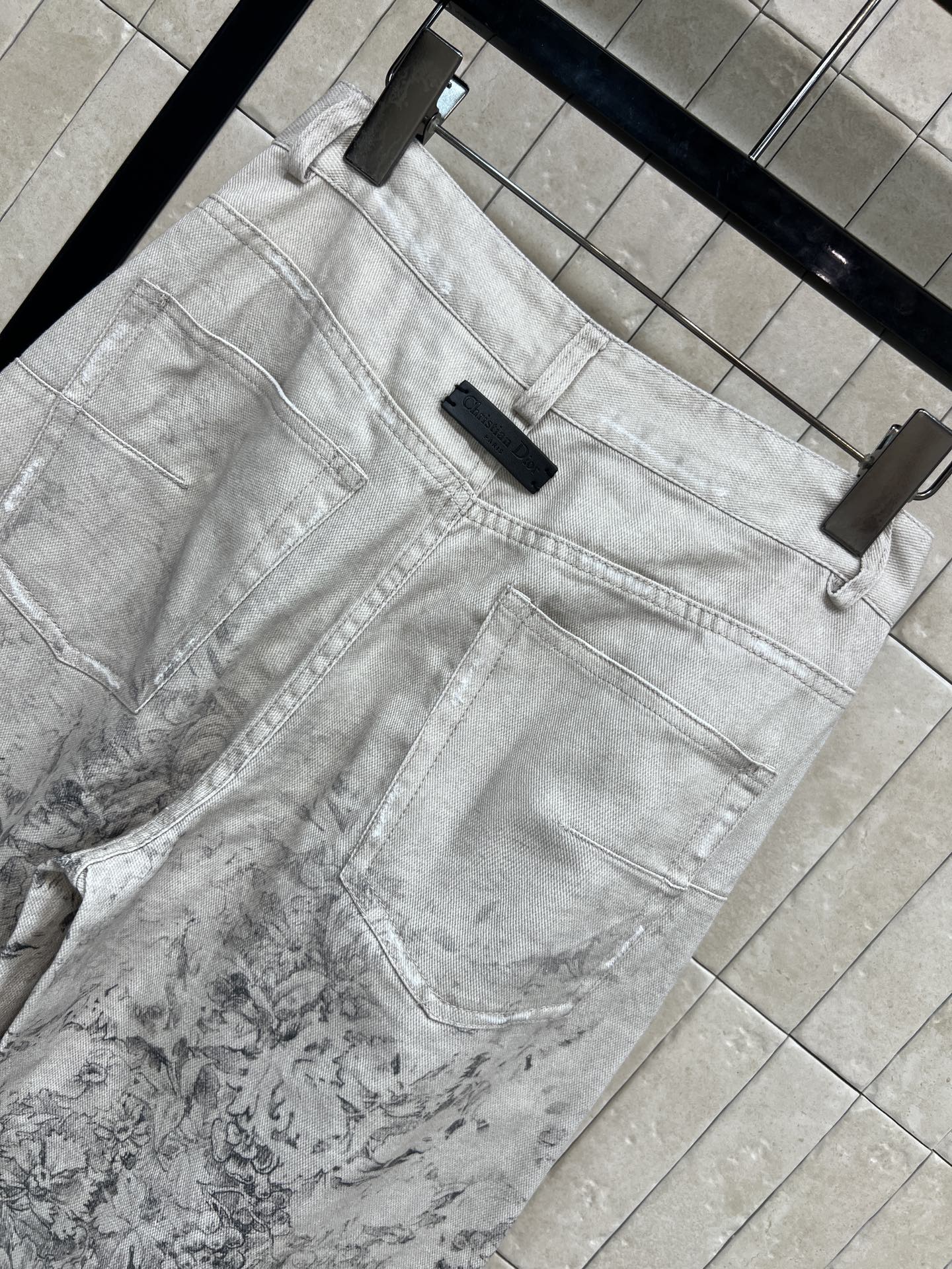 D家 26春夏新款 印花阔腿牛仔裤 采用高品质牛仔布 灰色调+复古印花 艺术感满满！高腰阔腿设计 修饰腿