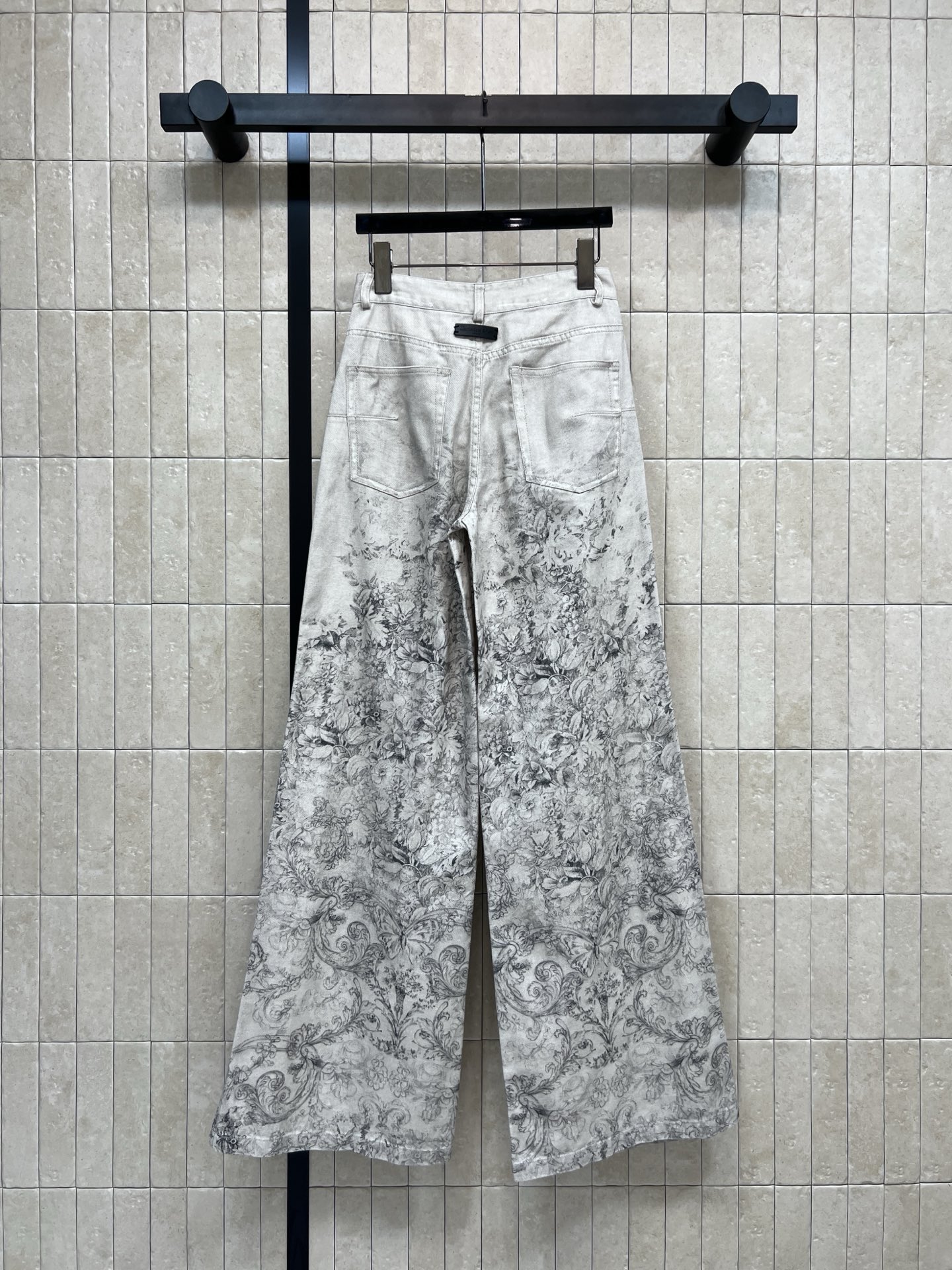 D家 26春夏新款 印花阔腿牛仔裤 采用高品质牛仔布 灰色调+复古印花 艺术感满满！高腰阔腿设计 修饰腿