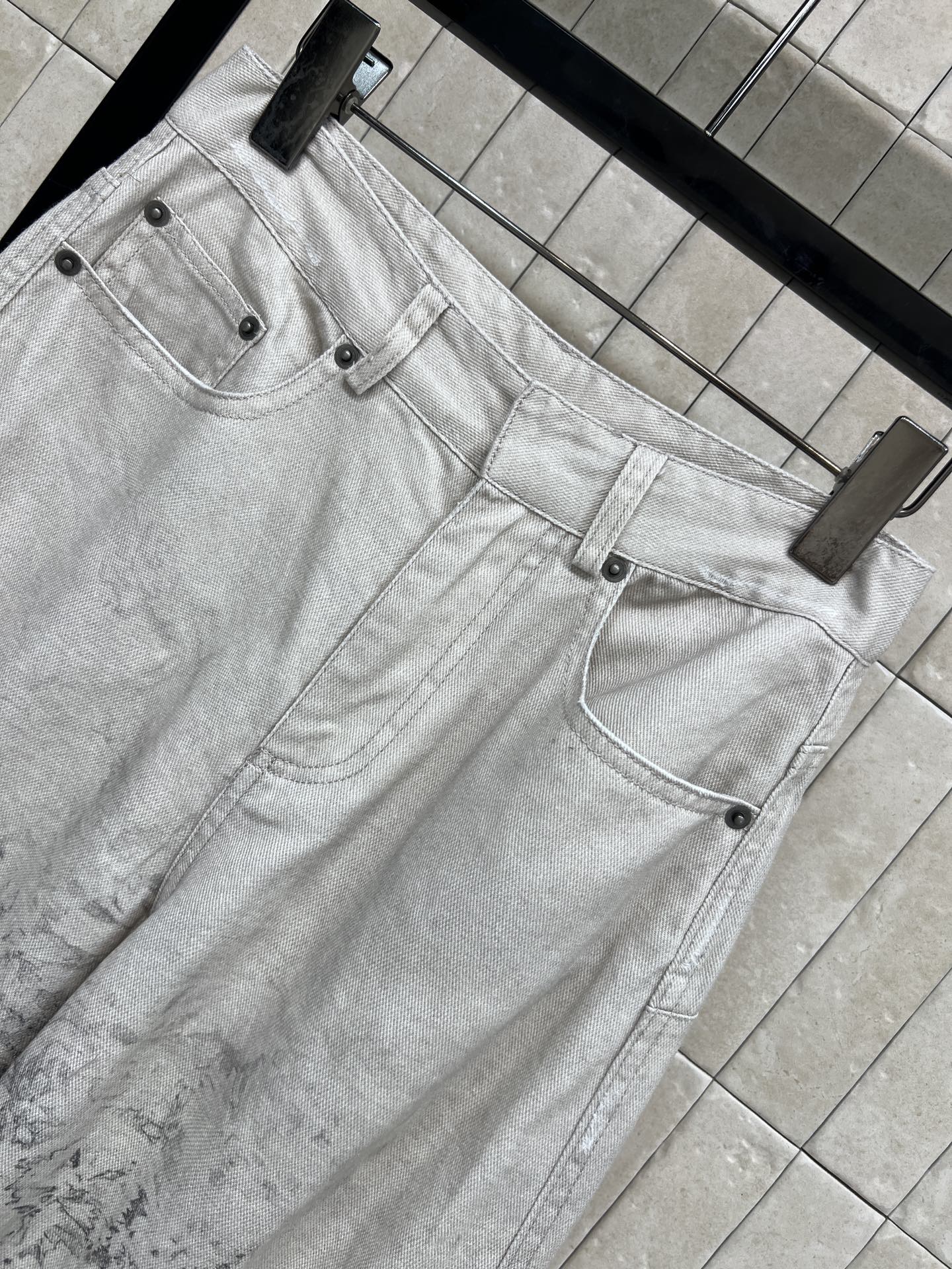 D家 26春夏新款 印花阔腿牛仔裤 采用高品质牛仔布 灰色调+复古印花 艺术感满满！高腰阔腿设计 修饰腿