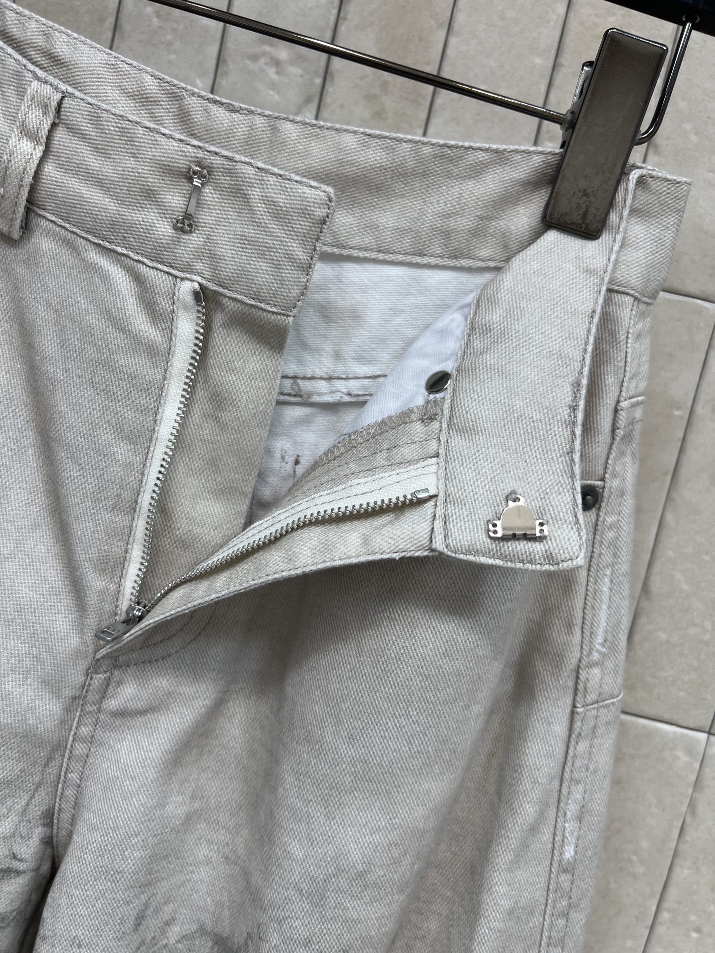 D家 26春夏新款 印花阔腿牛仔裤 采用高品质牛仔布 灰色调+复古印花 艺术感满满！高腰阔腿设计 修饰腿