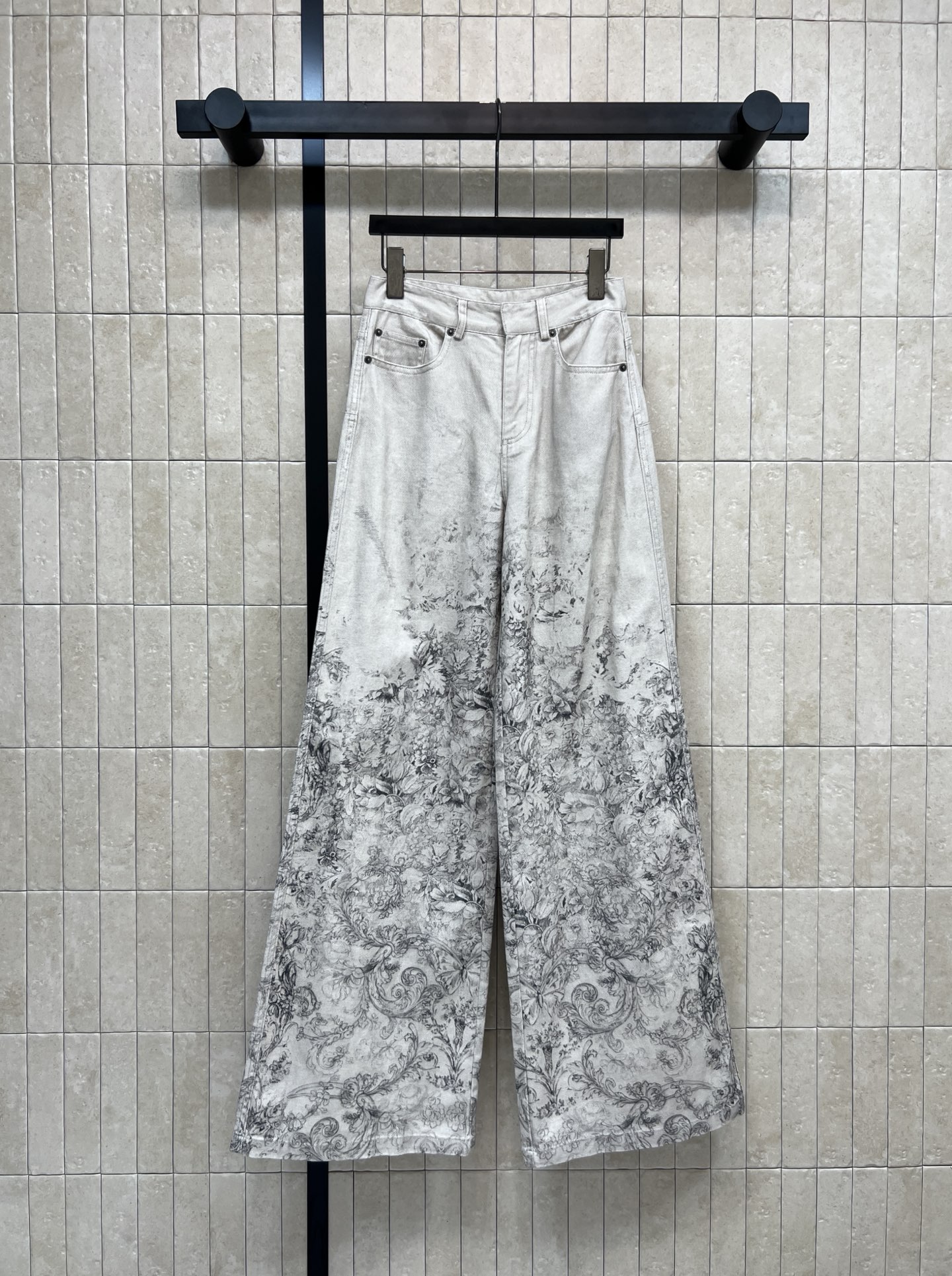 D家 26春夏新款 印花阔腿牛仔裤 采用高品质牛仔布 灰色调+复古印花 艺术感满满！高腰阔腿设计 修饰腿