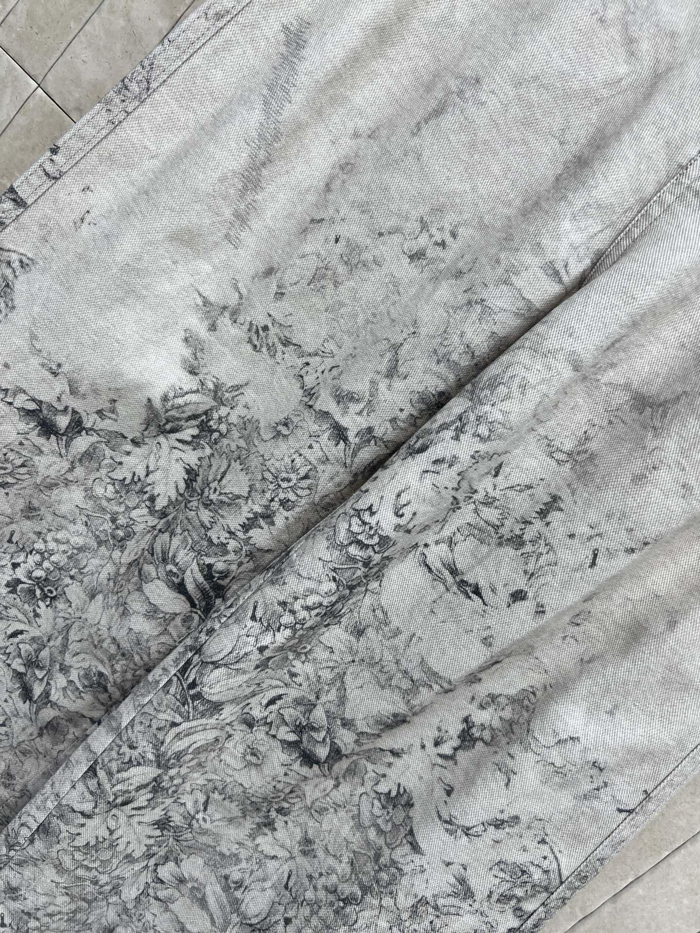 D家 26春夏新款 印花阔腿牛仔裤 采用高品质牛仔布 灰色调+复古印花 艺术感满满！高腰阔腿设计 修饰腿