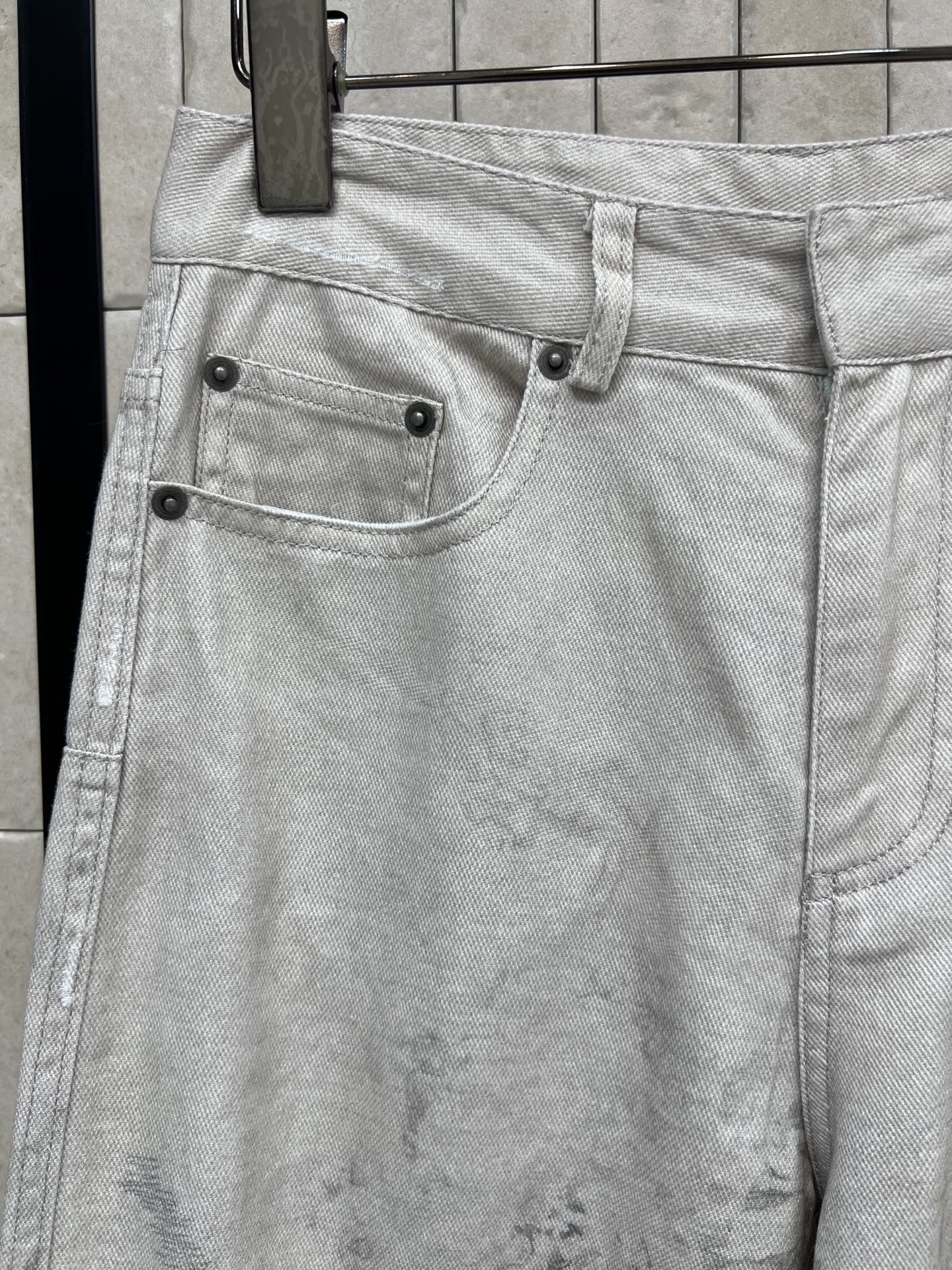 D家 26春夏新款 印花阔腿牛仔裤 采用高品质牛仔布 灰色调+复古印花 艺术感满满！高腰阔腿设计 修饰腿