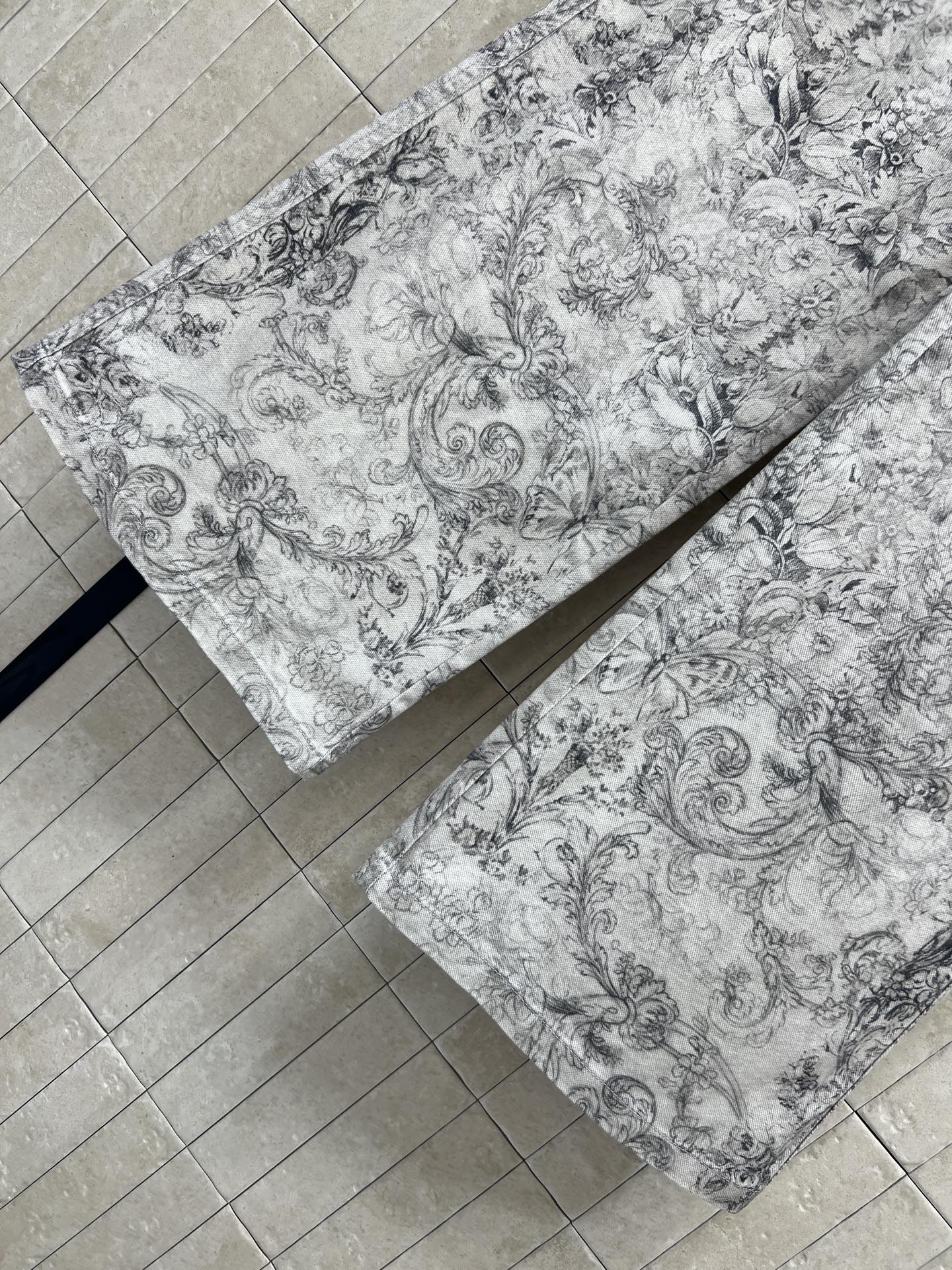 D家 26春夏新款 印花阔腿牛仔裤 采用高品质牛仔布 灰色调+复古印花 艺术感满满！高腰阔腿设计 修饰腿