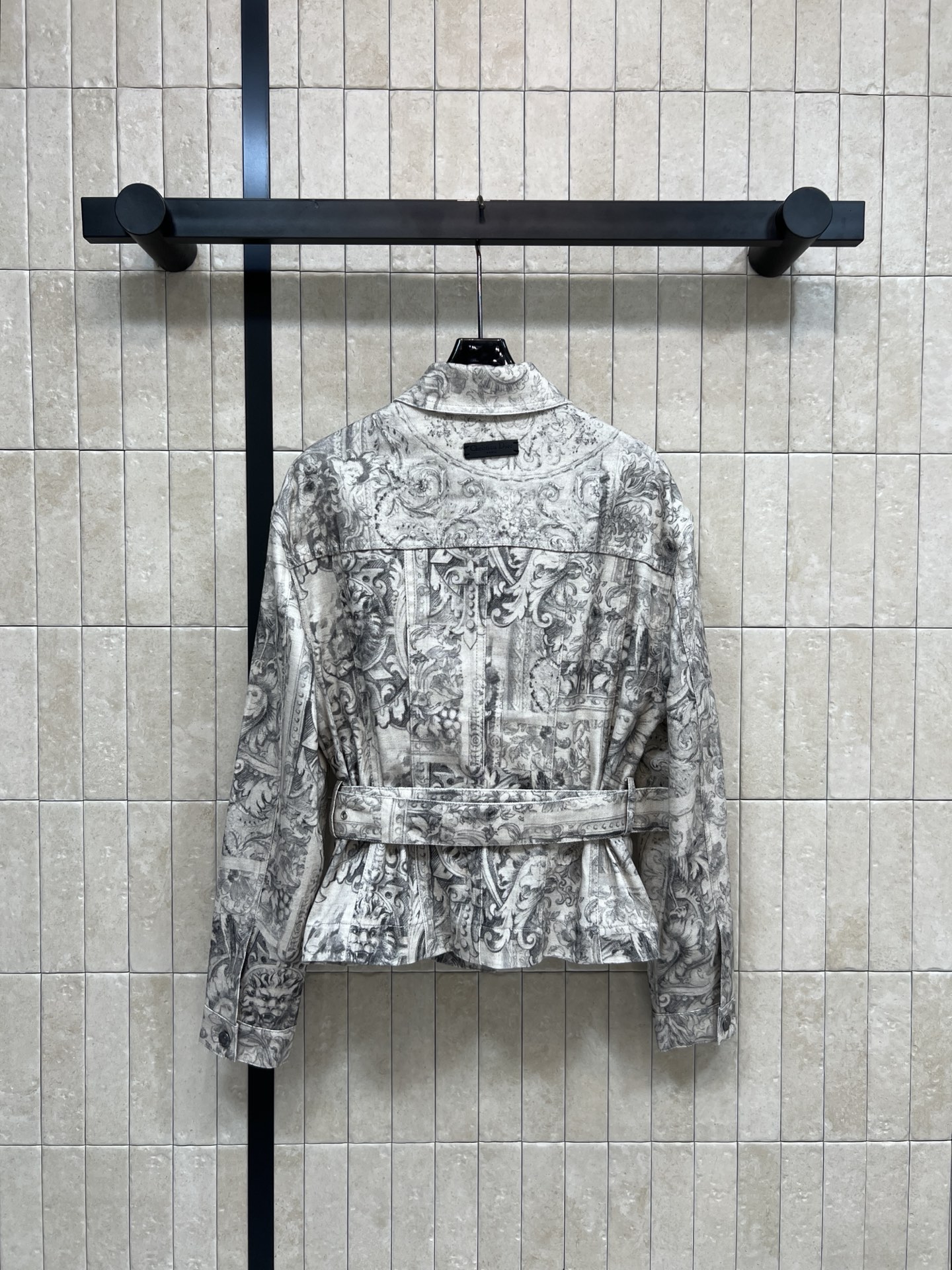 D家 26春夏新款 印花短款夹克外套 定制棉质牛仔面料 舒适又挺括 满印苏格兰茹伊图案+CD蜜蜂刺绣 复