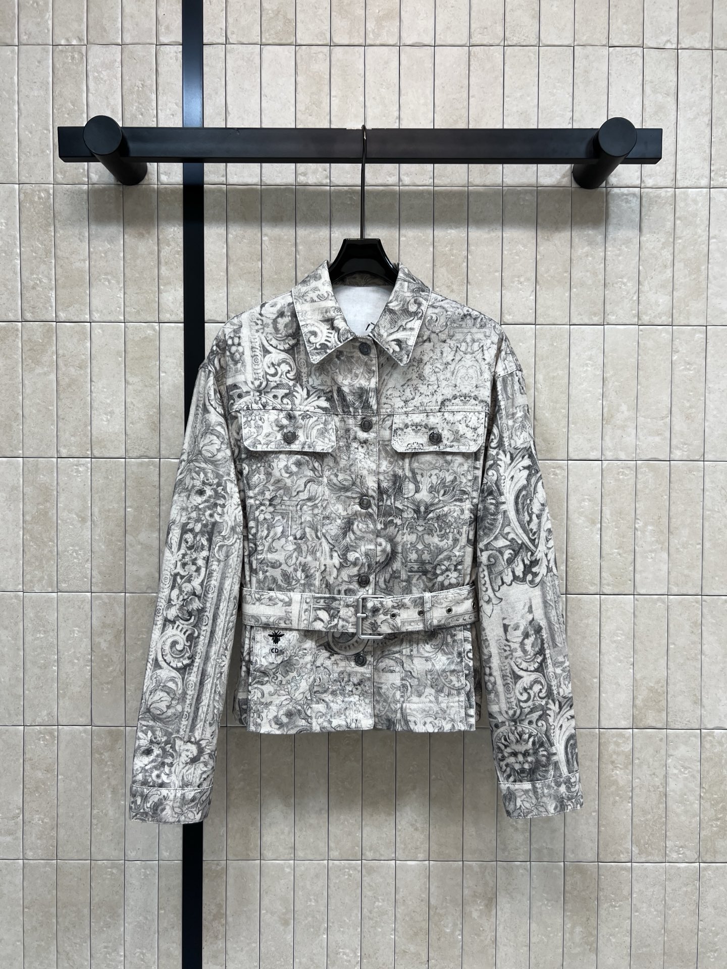 D家 26春夏新款 印花短款夹克外套 定制棉质牛仔面料 舒适又挺括 满印苏格兰茹伊图案+CD蜜蜂刺绣 复