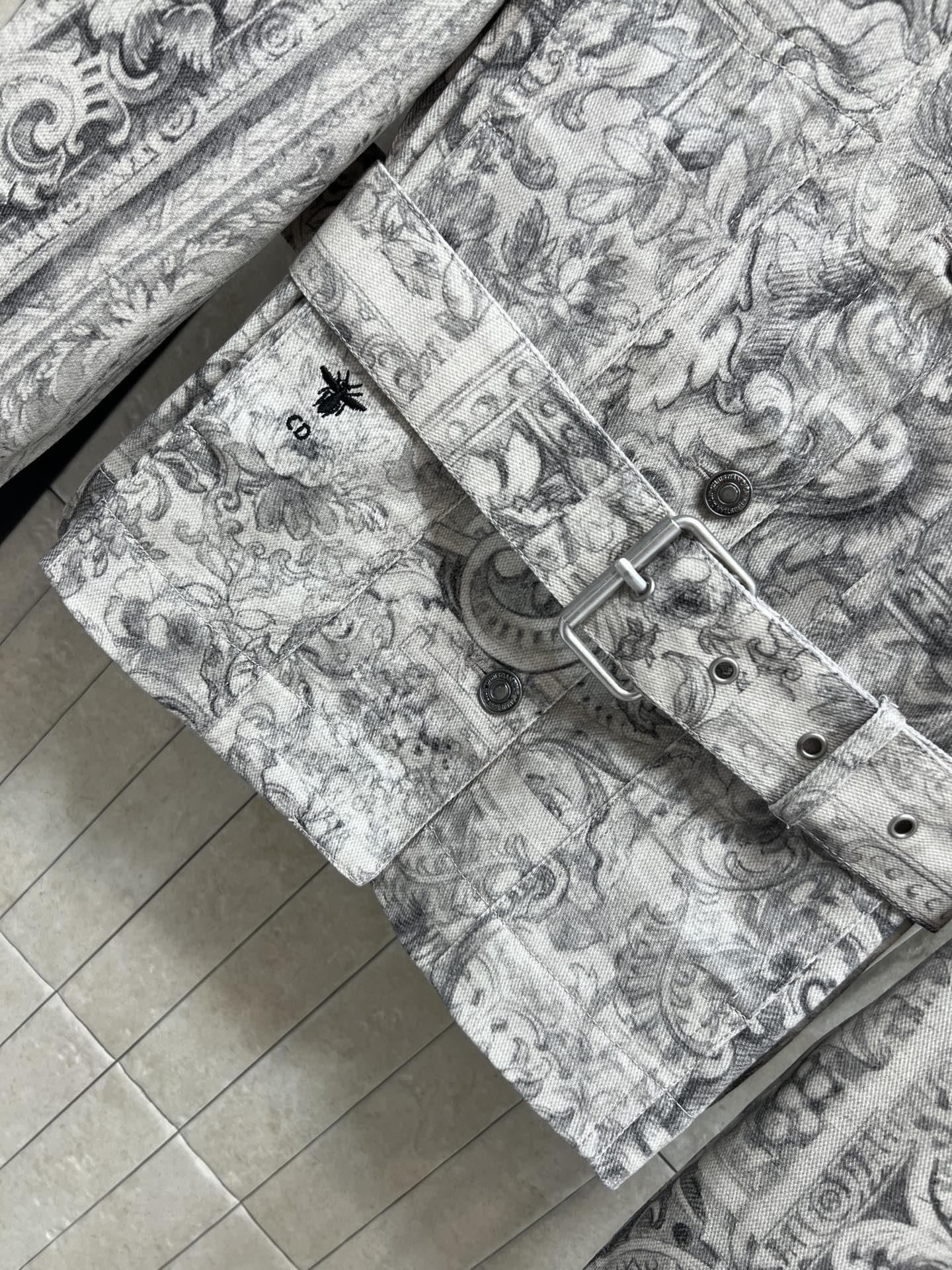 D家 26春夏新款 印花短款夹克外套 定制棉质牛仔面料 舒适又挺括 满印苏格兰茹伊图案+CD蜜蜂刺绣 复