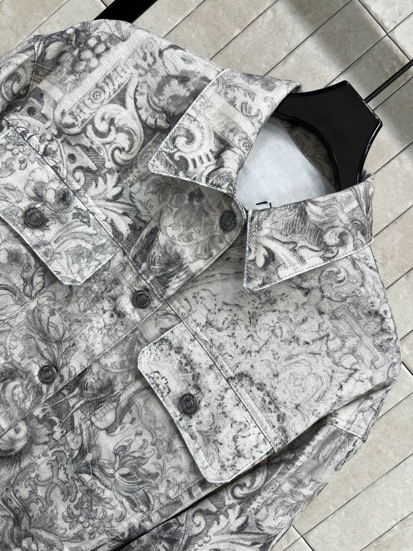 D家 26春夏新款 印花短款夹克外套 定制棉质牛仔面料 舒适又挺括 满印苏格兰茹伊图案+CD蜜蜂刺绣 复