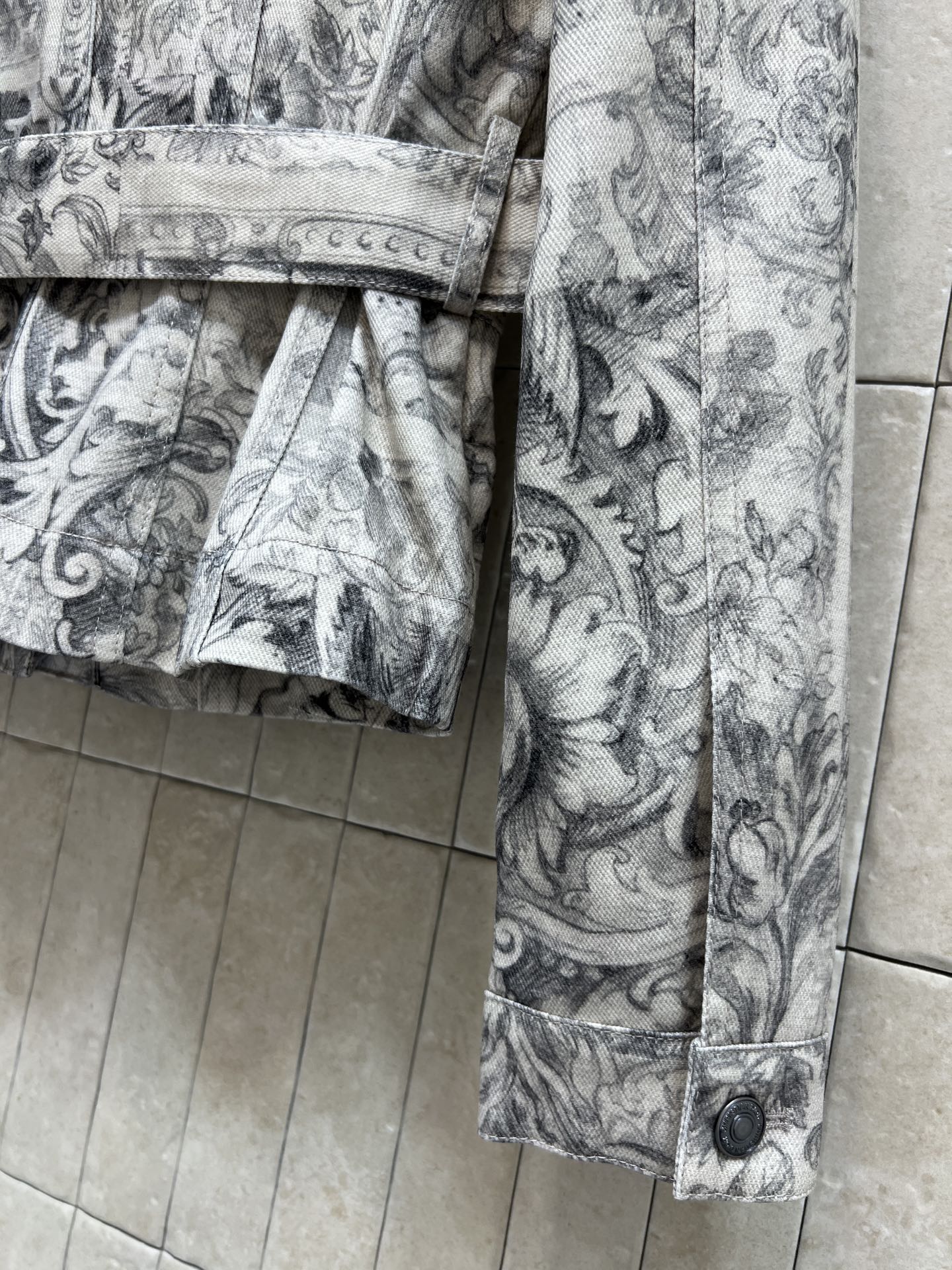 D家 26春夏新款 印花短款夹克外套 定制棉质牛仔面料 舒适又挺括 满印苏格兰茹伊图案+CD蜜蜂刺绣 复