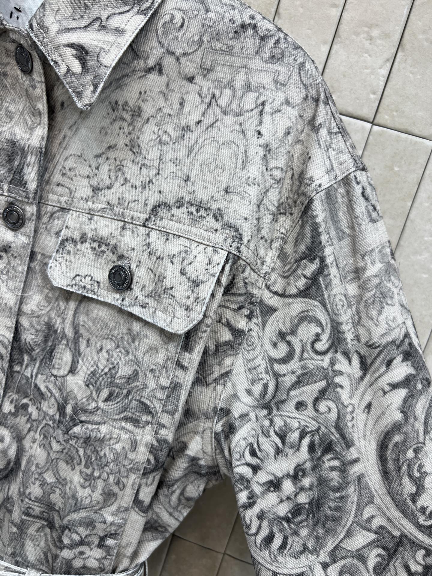 D家 26春夏新款 印花短款夹克外套 定制棉质牛仔面料 舒适又挺括 满印苏格兰茹伊图案+CD蜜蜂刺绣 复