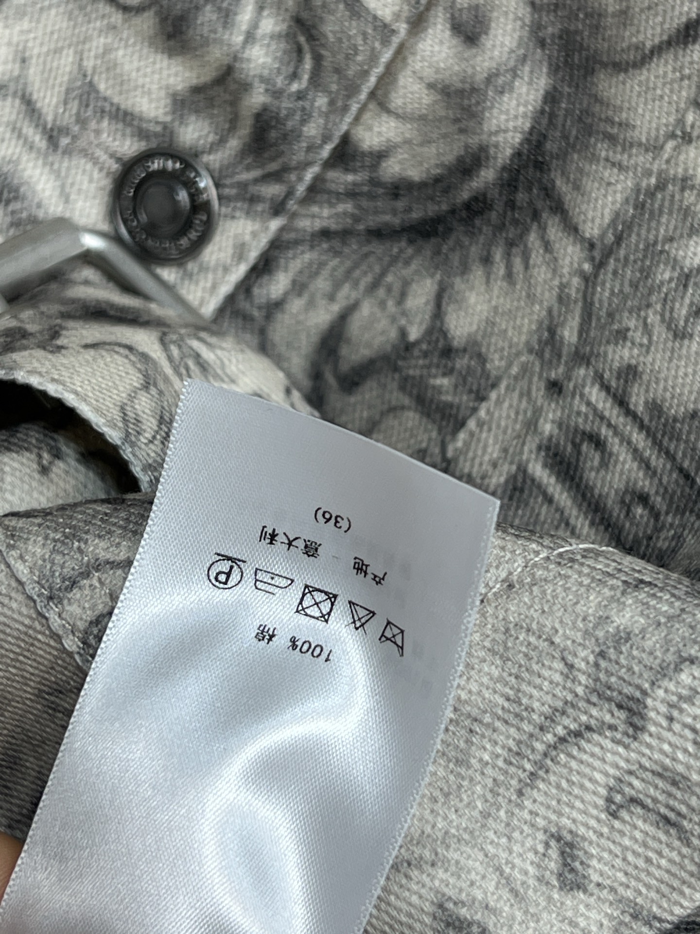 D家 26春夏新款 印花短款夹克外套 定制棉质牛仔面料 舒适又挺括 满印苏格兰茹伊图案+CD蜜蜂刺绣 复