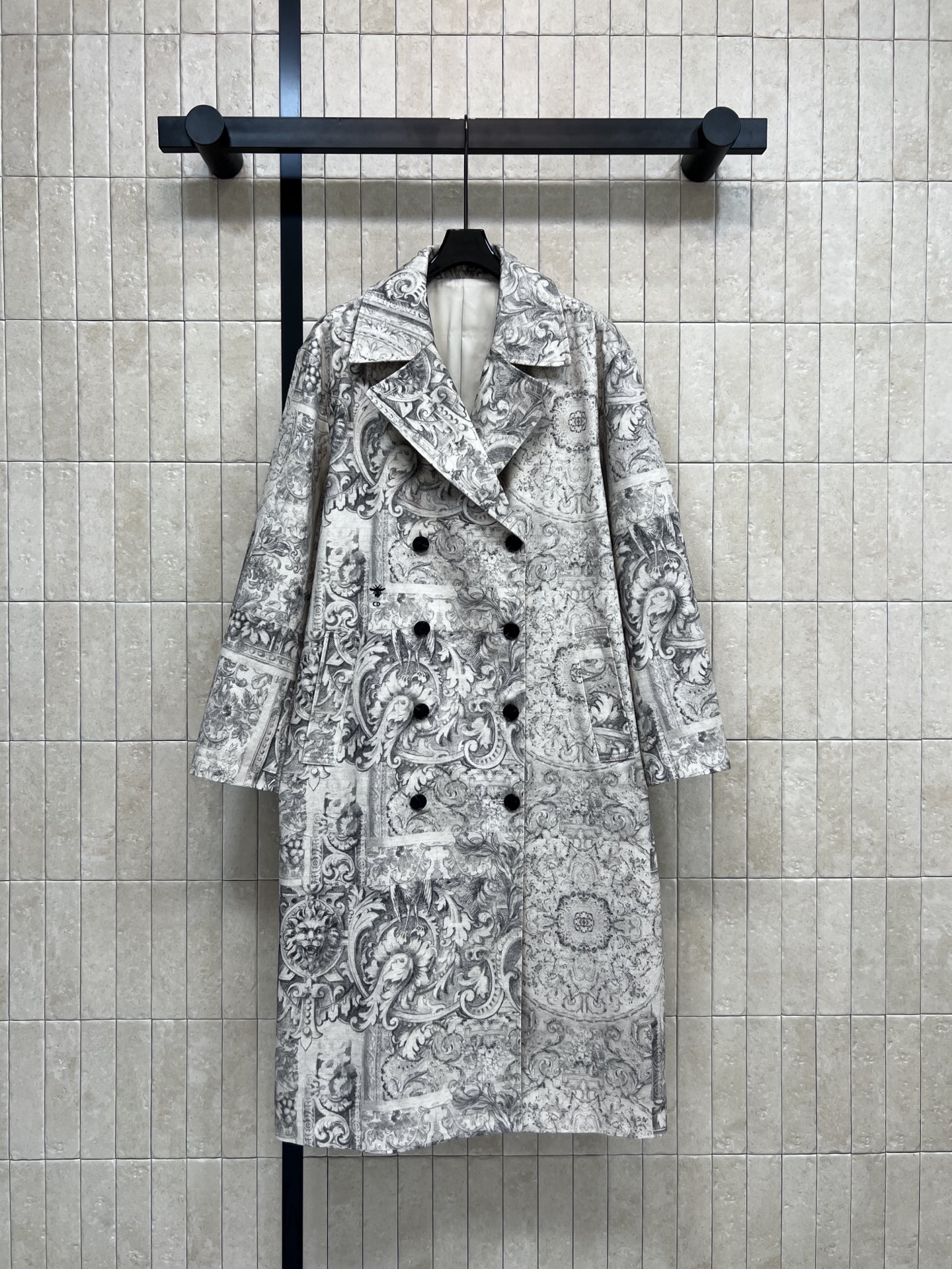 NO:667039,D's 26 new spring and summer style printed long windbreaker. The black and white print is very recognizable. Full of Baroque style details. Retro and luxurious. Double-breasted + loose tailoring. Super warm for spring and autumn. The paisley pattern is inspired by oriental art. The brand's classic elements. Pair with simple inner wear or wide-leg pants of the same series. Easily get a high-end look ~ four sizes in one color. Size/S-M-L- XL,, dior,  19860909D家 26春夏新款 印花长款风衣 黑白印花超有辨识度 巴洛克风格细节满满 复古又奢华 双排扣+宽松剪裁 春秋穿超保暖 佩斯利花纹灵感来自东方艺术 品牌经典元素 搭配简约内搭或同系列阔腿裤 轻松get高级感穿搭~一色四码Size/S-M-L- XL,,dior, ,Women's clothing