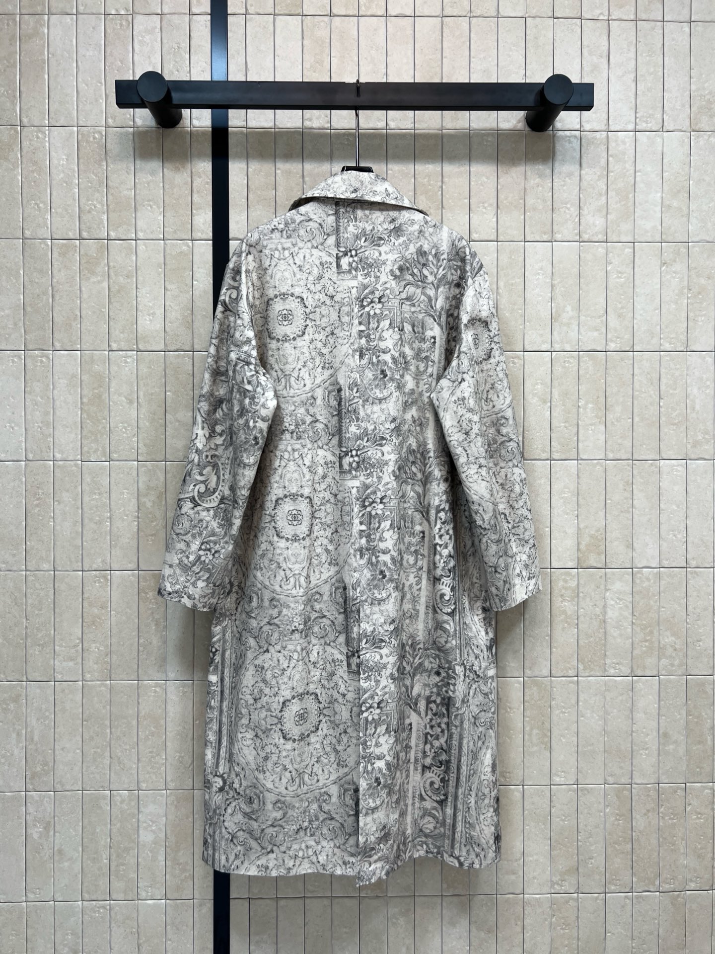 D家 26春夏新款 印花长款风衣 黑白印花超有辨识度 巴洛克风格细节满满 复古又奢华 双排扣+宽松剪裁 