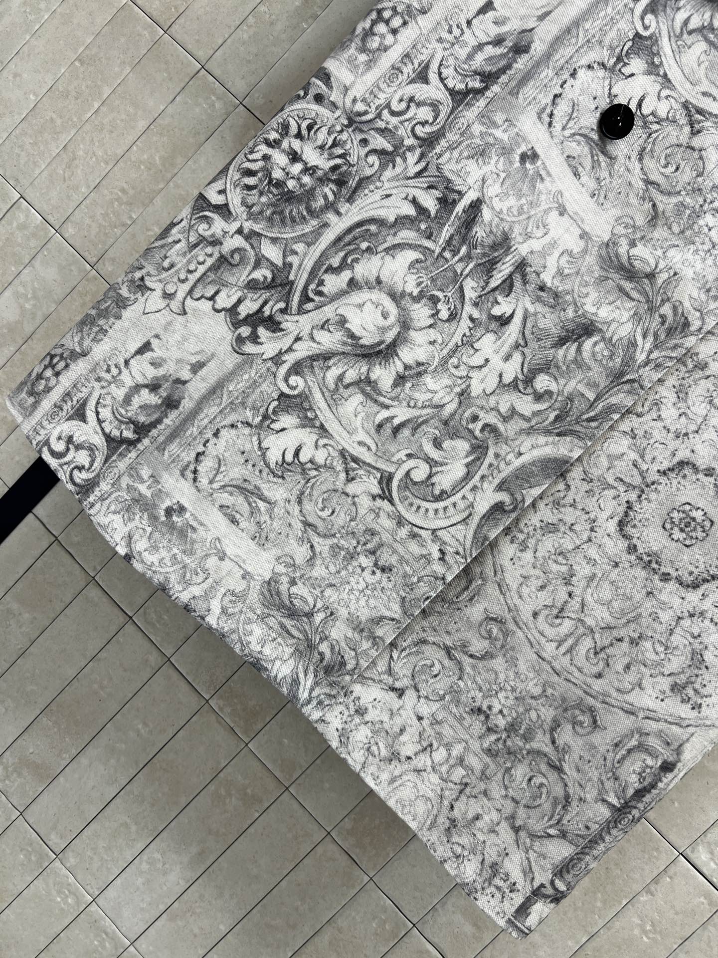 D家 26春夏新款 印花长款风衣 黑白印花超有辨识度 巴洛克风格细节满满 复古又奢华 双排扣+宽松剪裁 