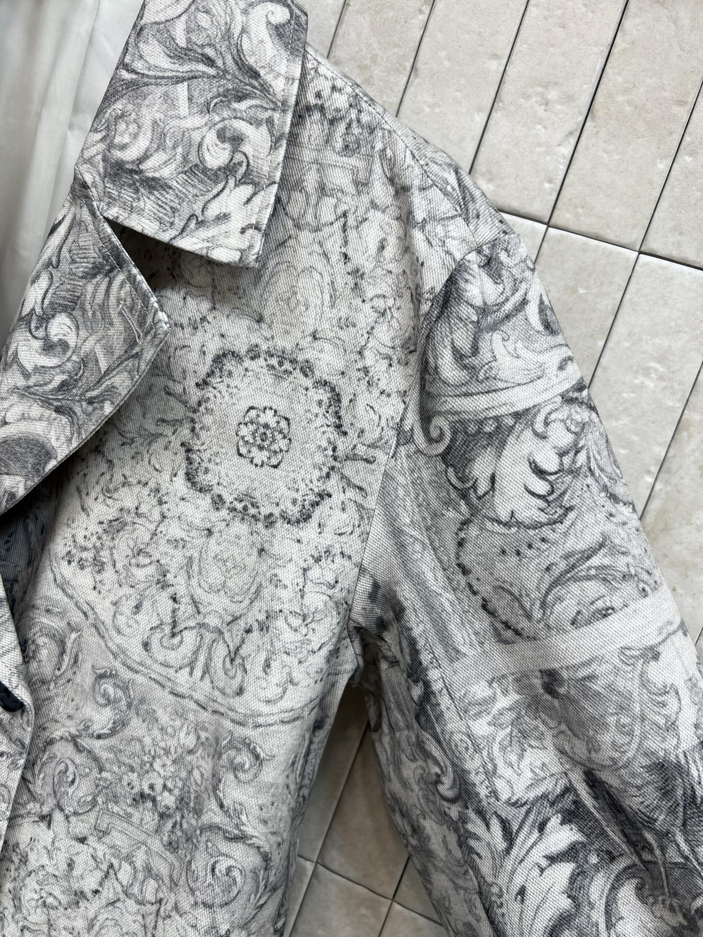 D家 26春夏新款 印花长款风衣 黑白印花超有辨识度 巴洛克风格细节满满 复古又奢华 双排扣+宽松剪裁 